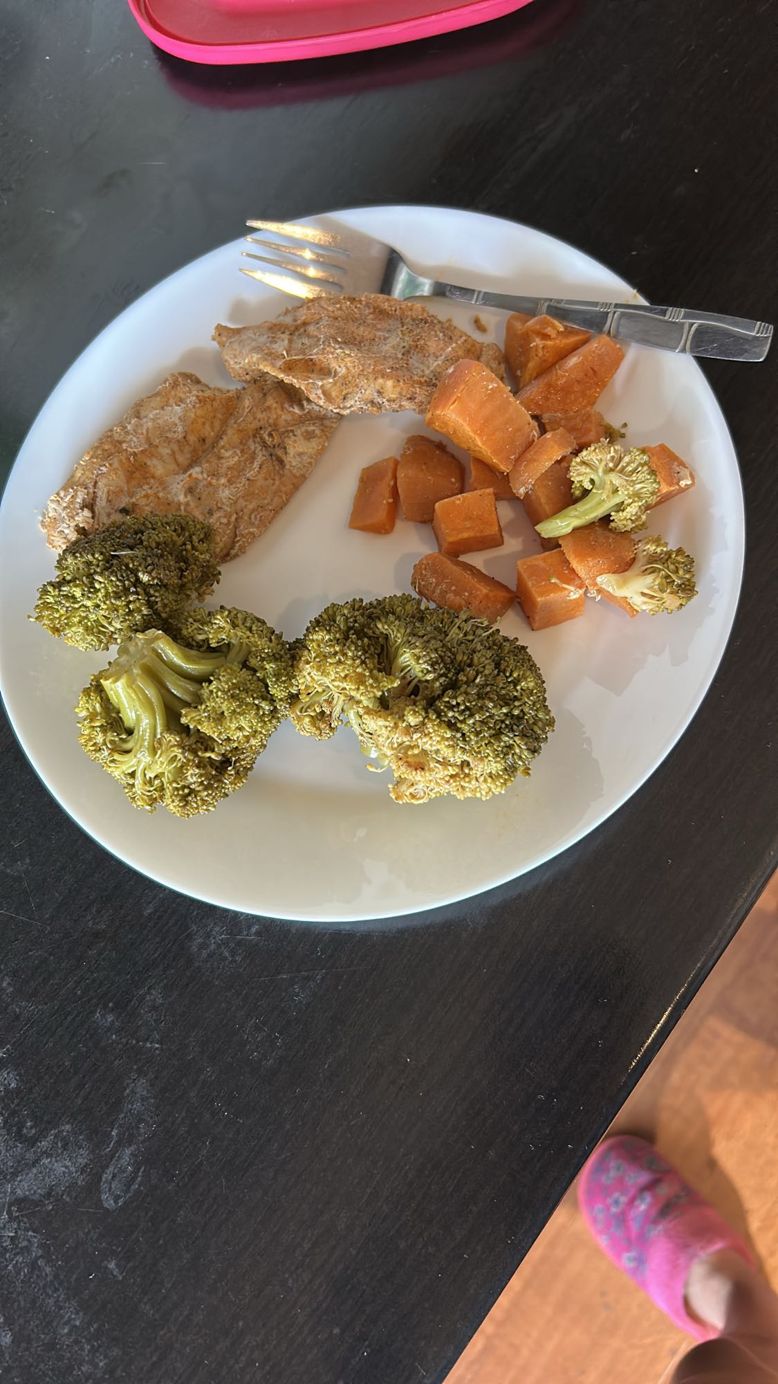 Piept de pui cu cartofi dulci la cuptor și brocoli la abur