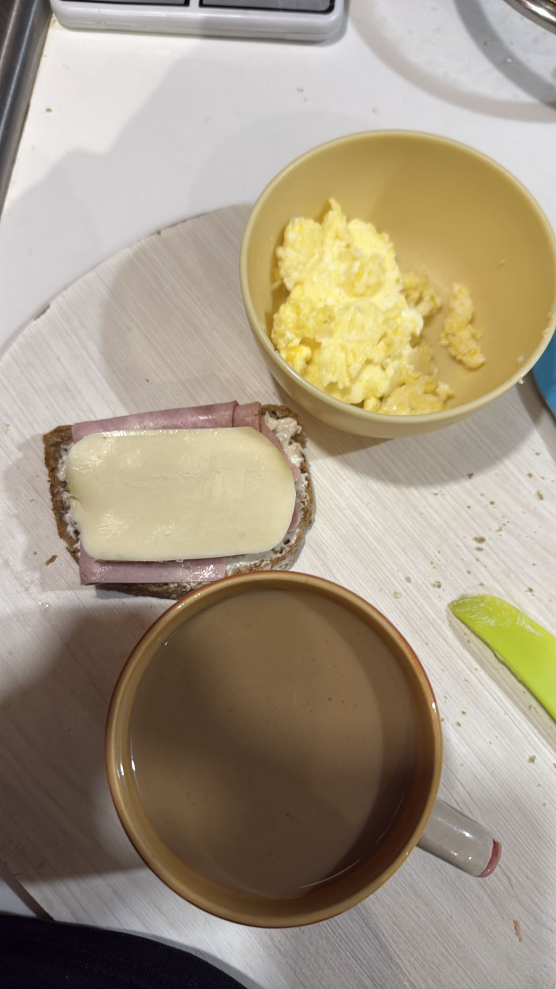 Desayuno con huevo y café