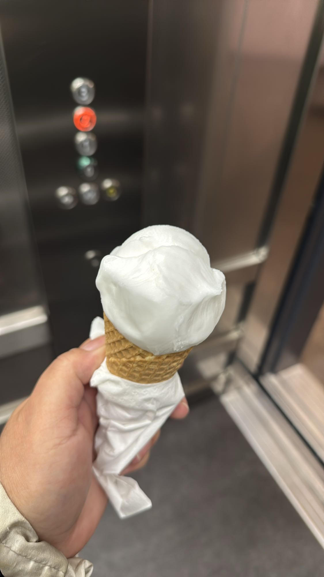 Vanille-ijsje in hoorntje