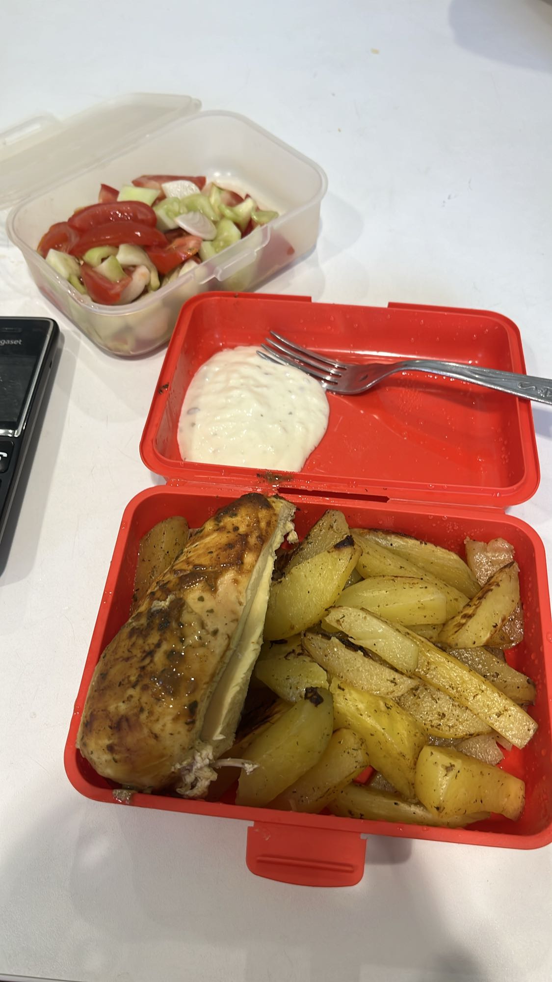 Pui cu cartofi și salată