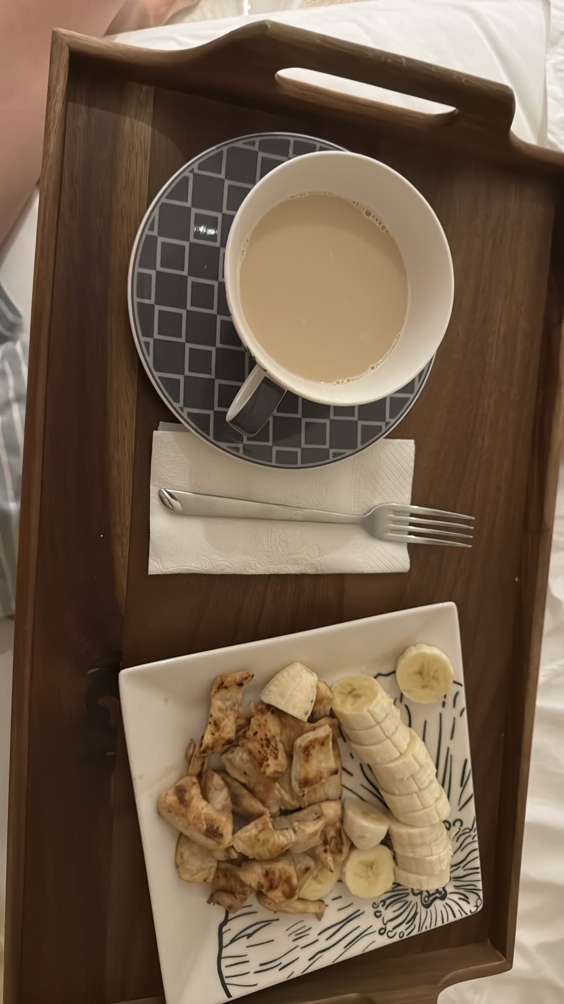 Pollo, plátano y té con leche