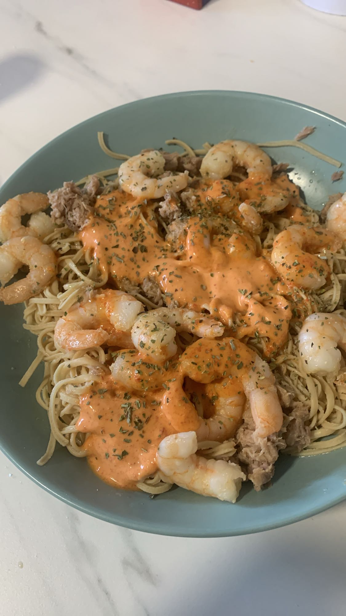 Pasta con camarones y atún