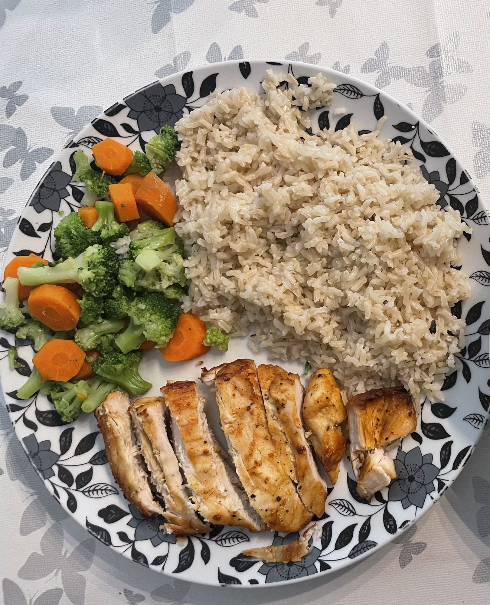 Hähnchenbrust mit Naturreis und Gemüse