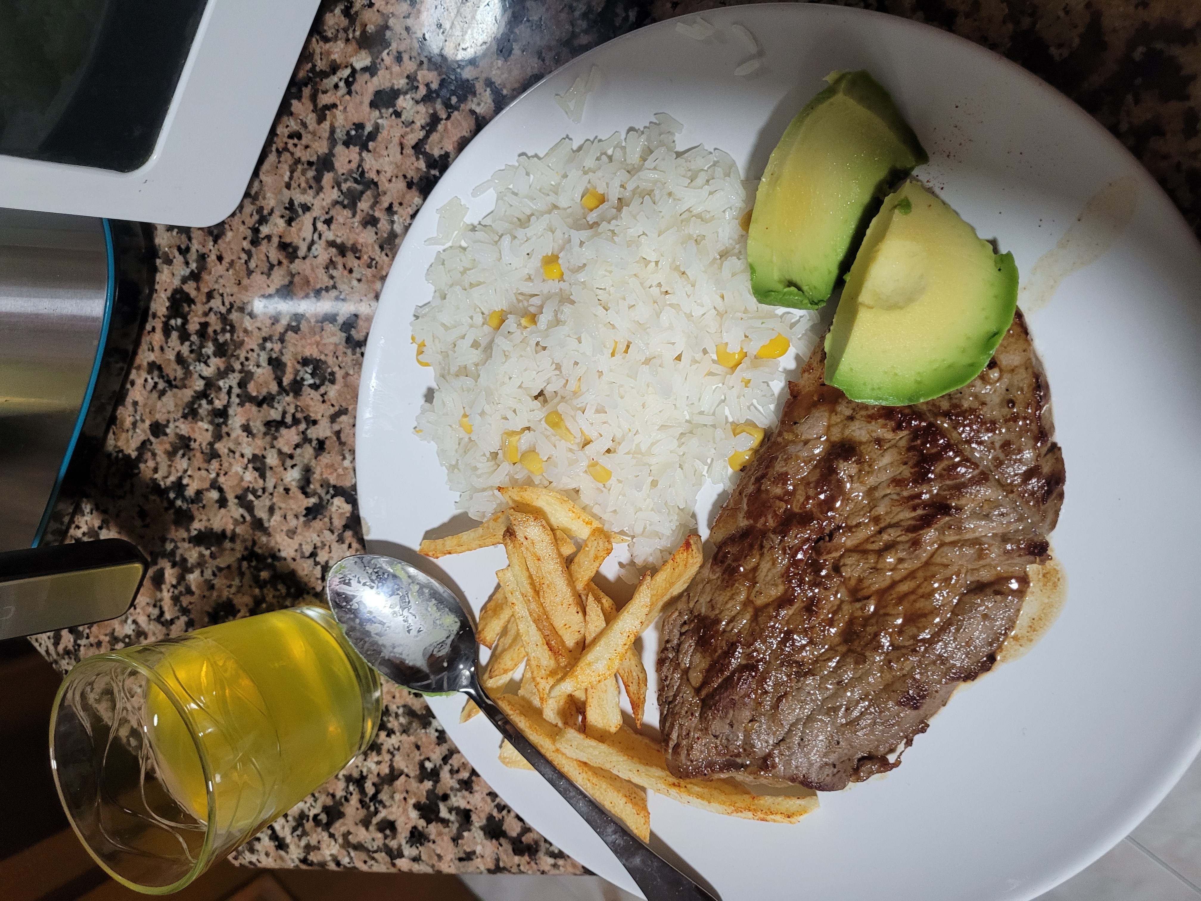 Carne con arroz y aguacate