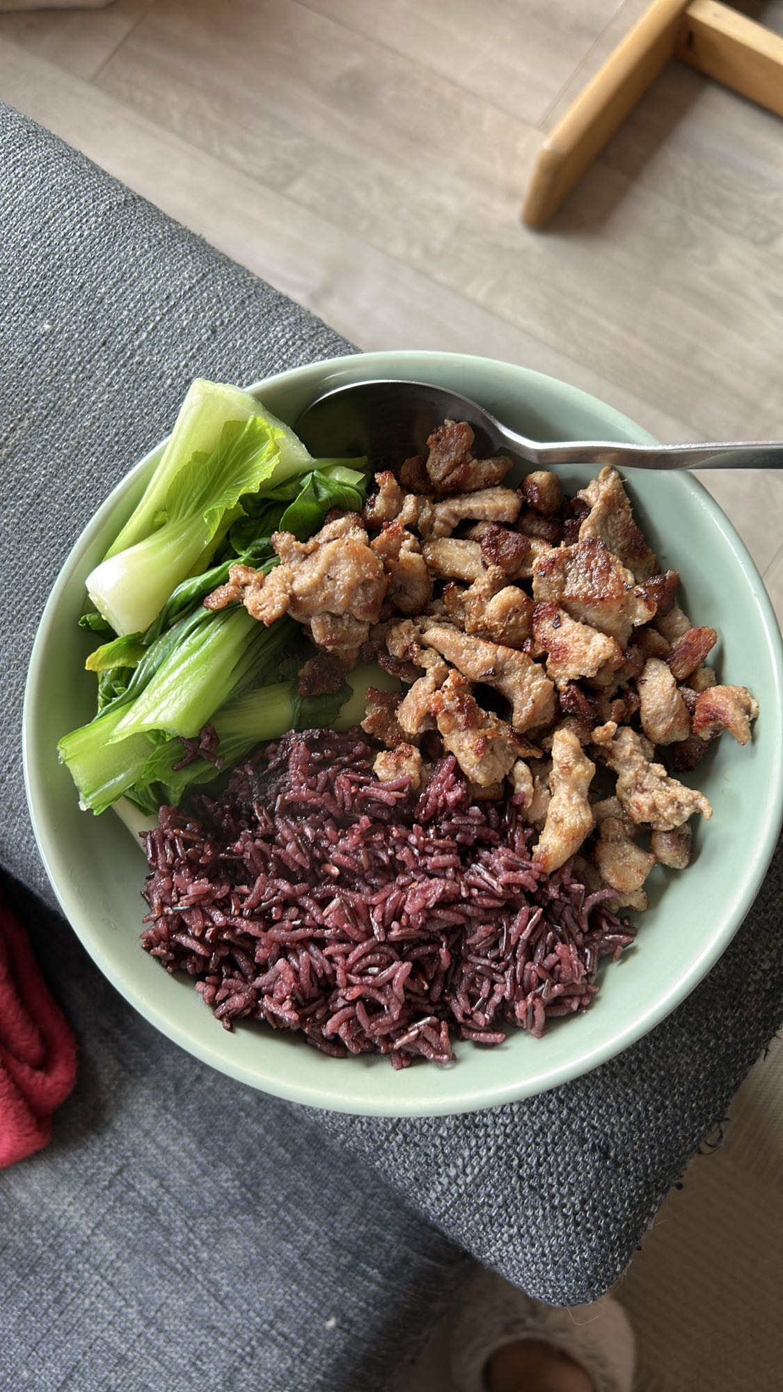 Svart ris med svinekjøtt og pak choi