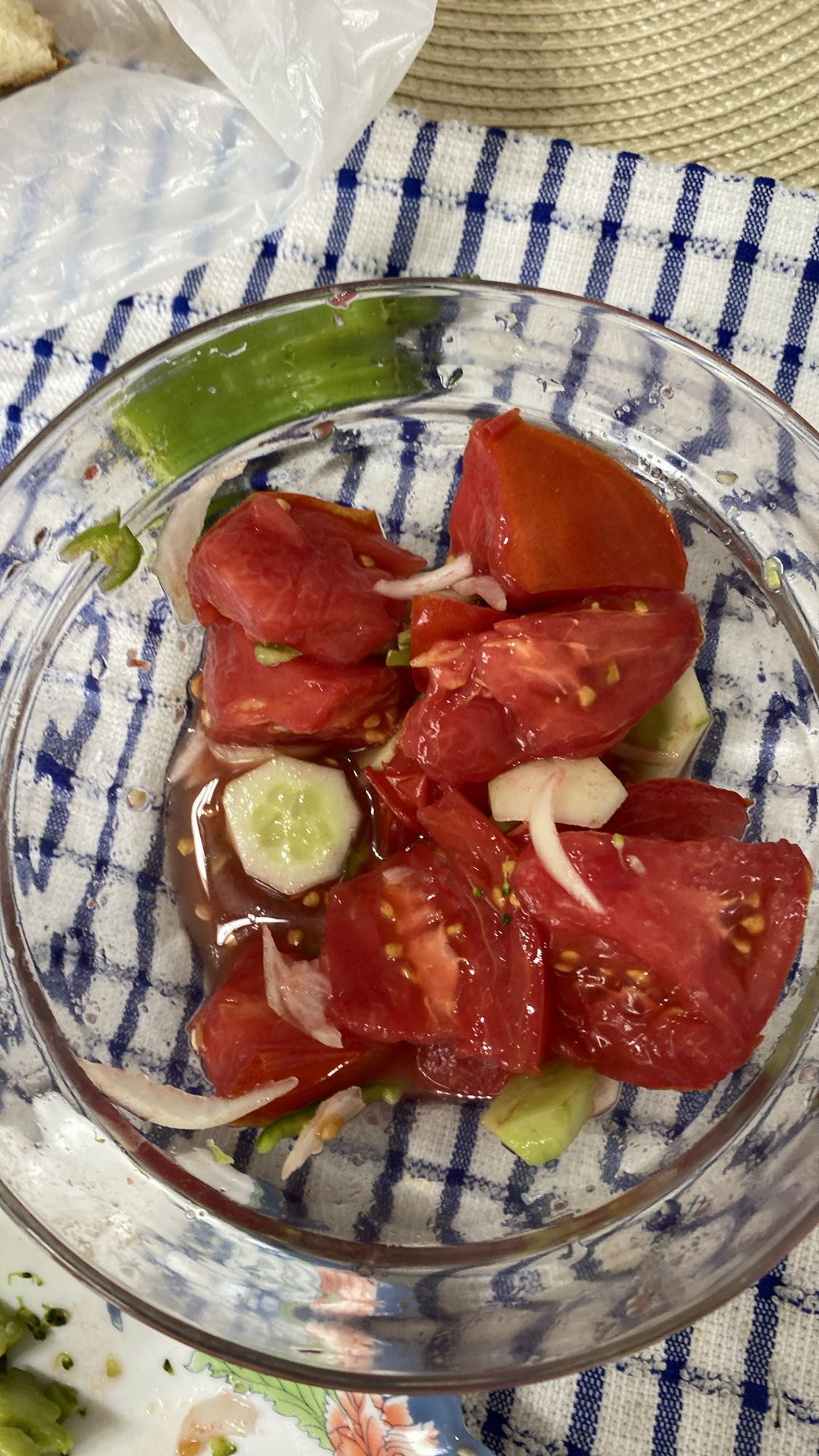 Salată de roșii și castraveți