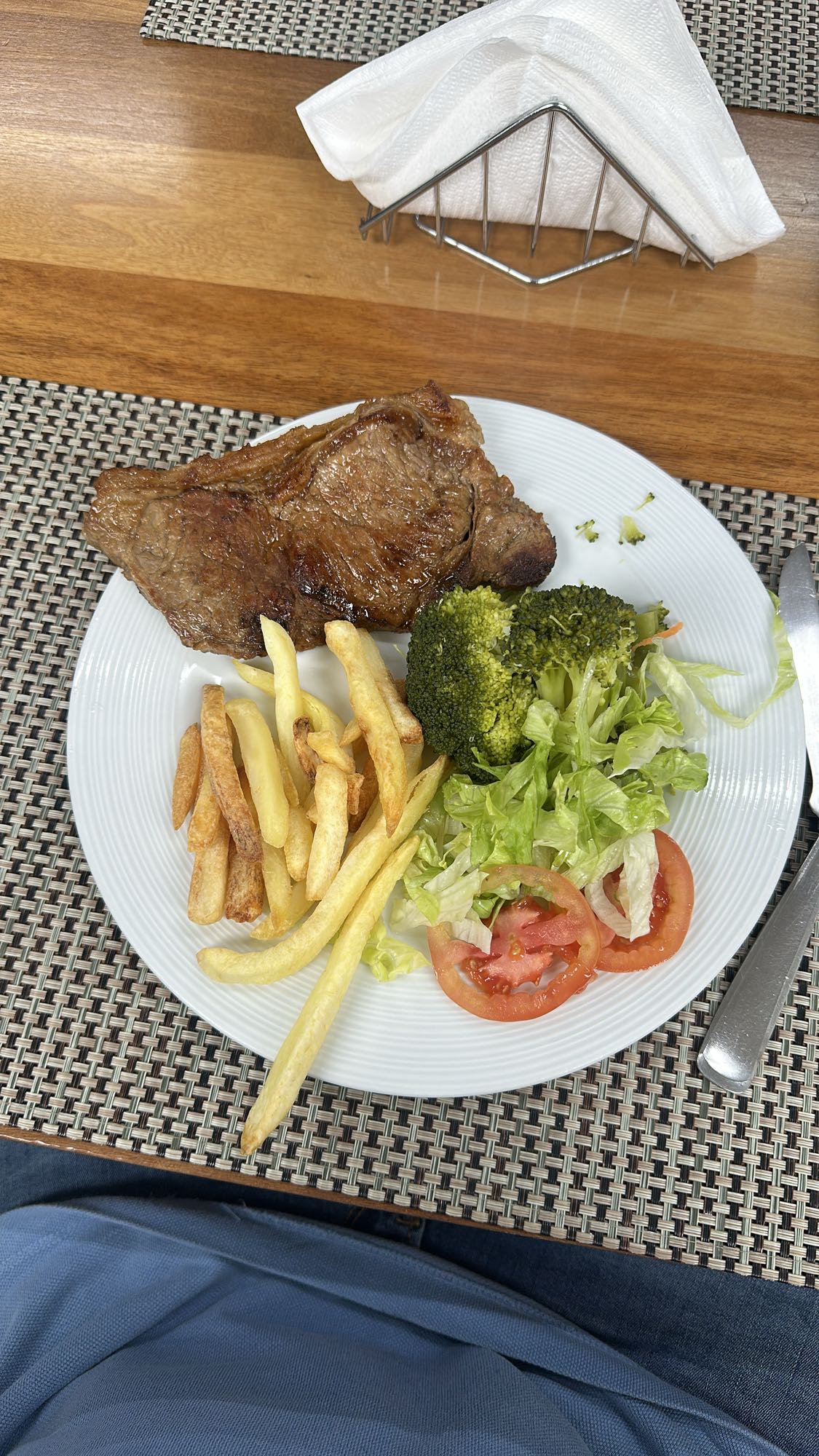 Bife com batata frita e salada