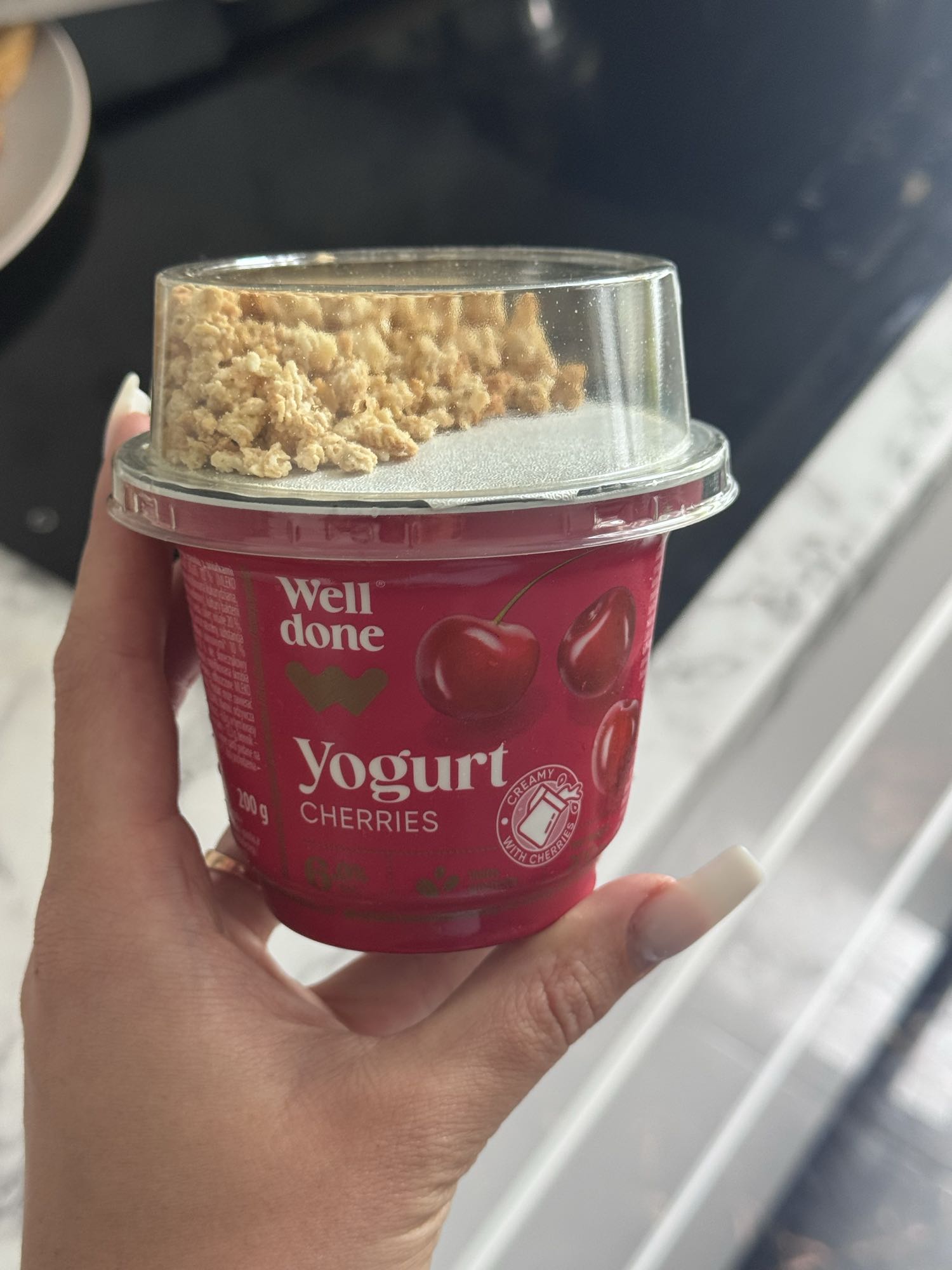 йогурт с вишней и гранолой