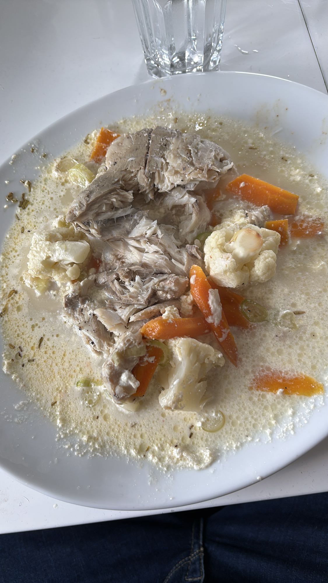 Stekt sei med gulrot, blomkål, vårløk, crème fraîche, sitron og krydder