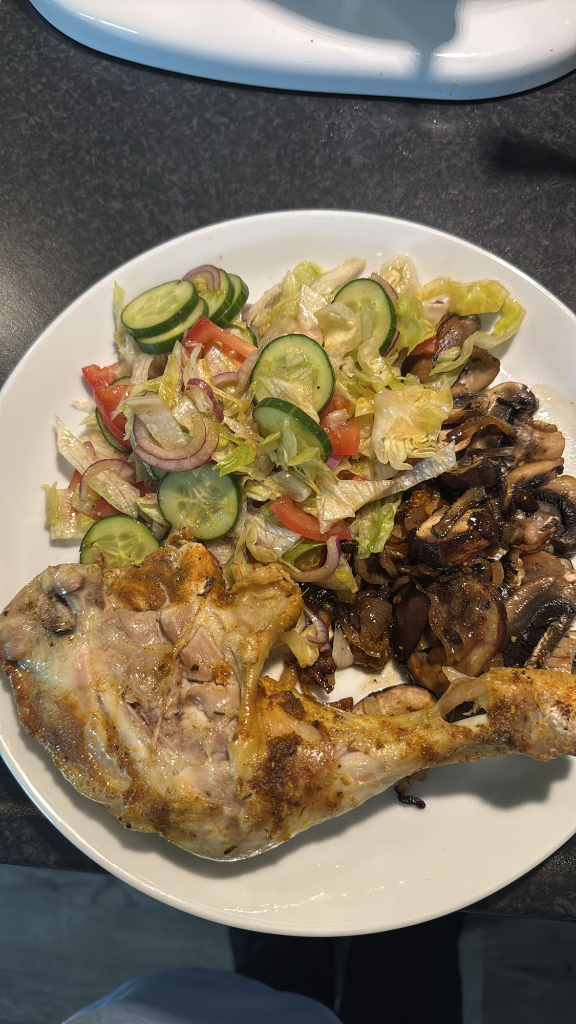 Kip met salade en champignons