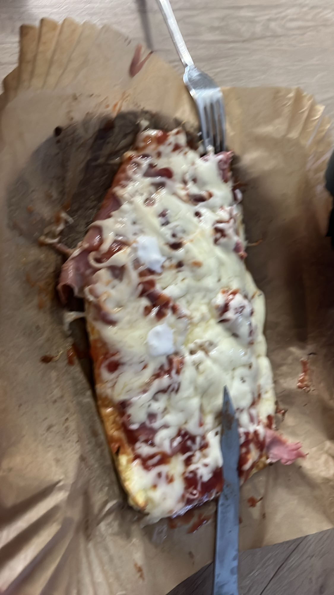 Pizza cu șuncă și cașcaval