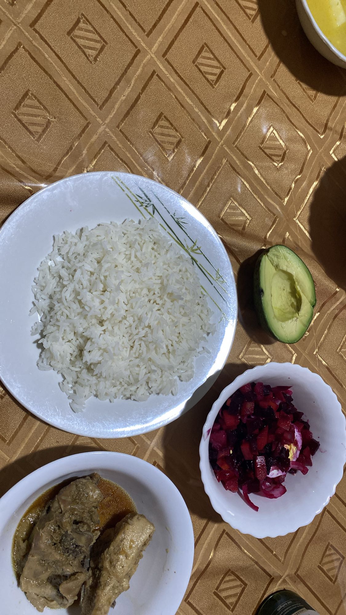 Arroz, pescado, ensalada y aguacate