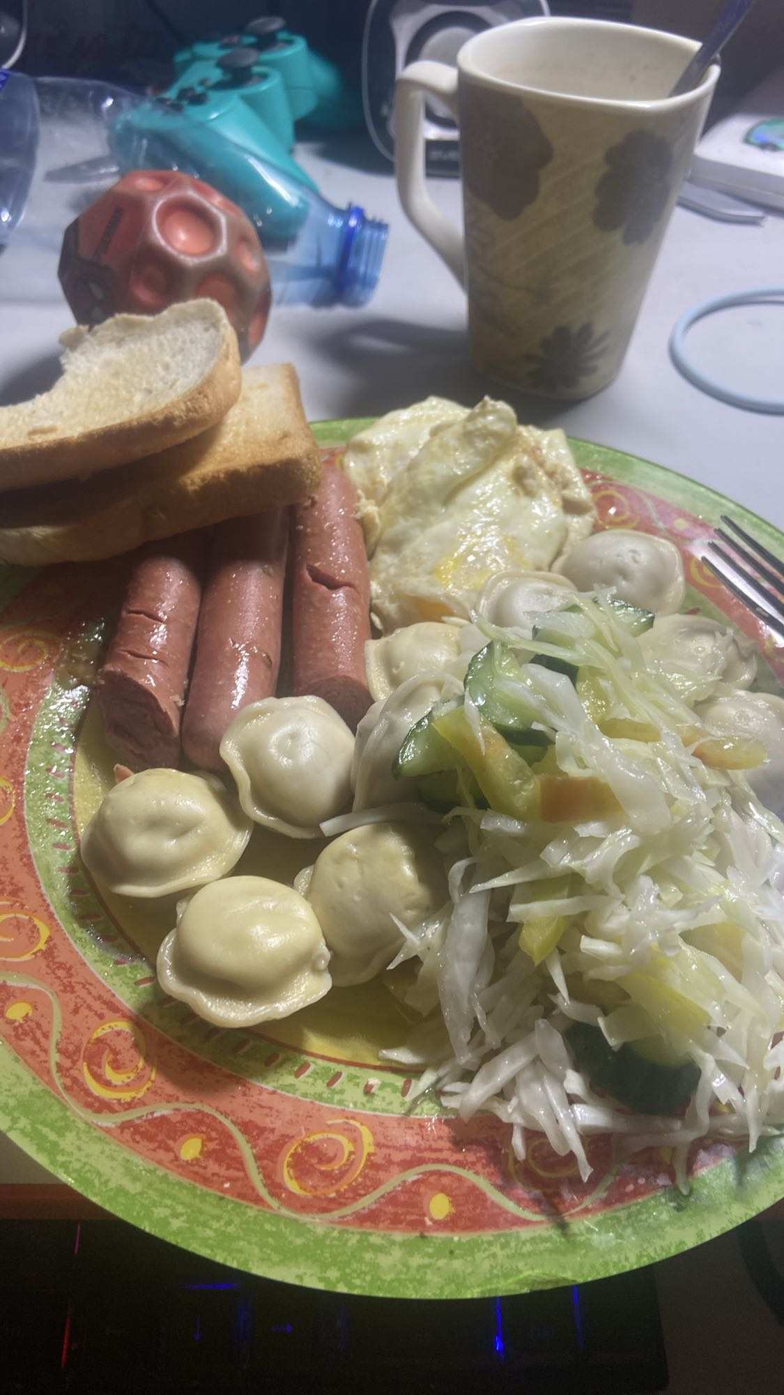 Завтрак с пельменями и сосисками