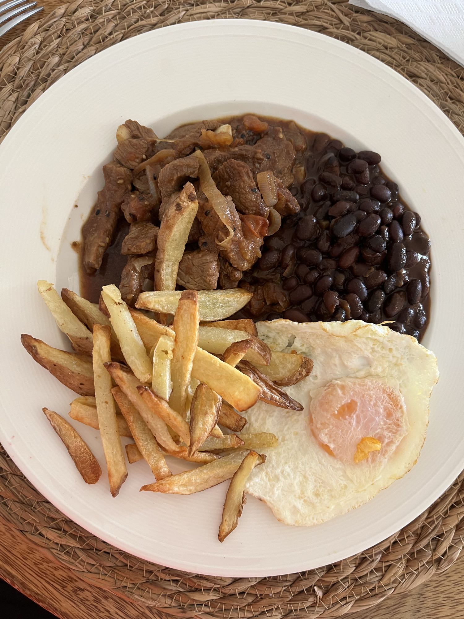 Carne, papas, frijoles y huevo