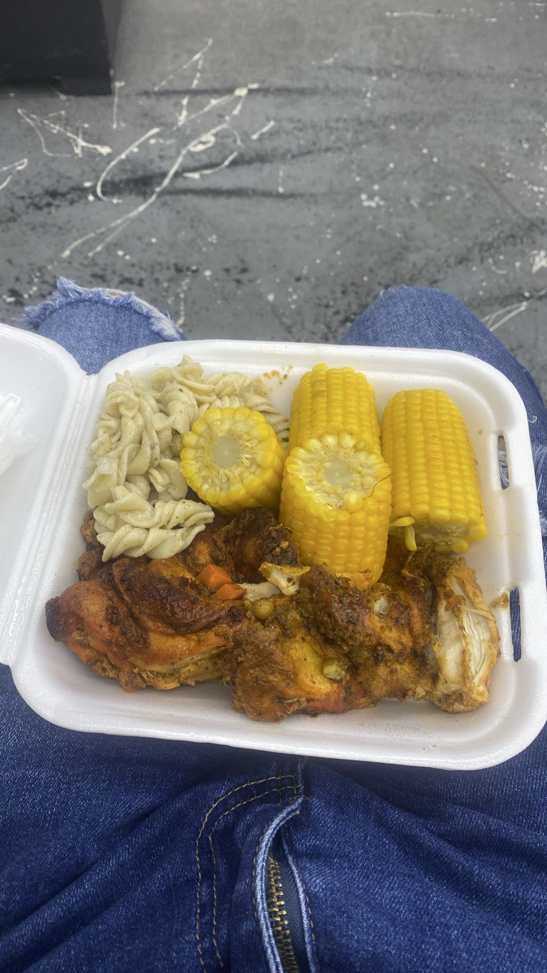 Pollo, pasta y maíz