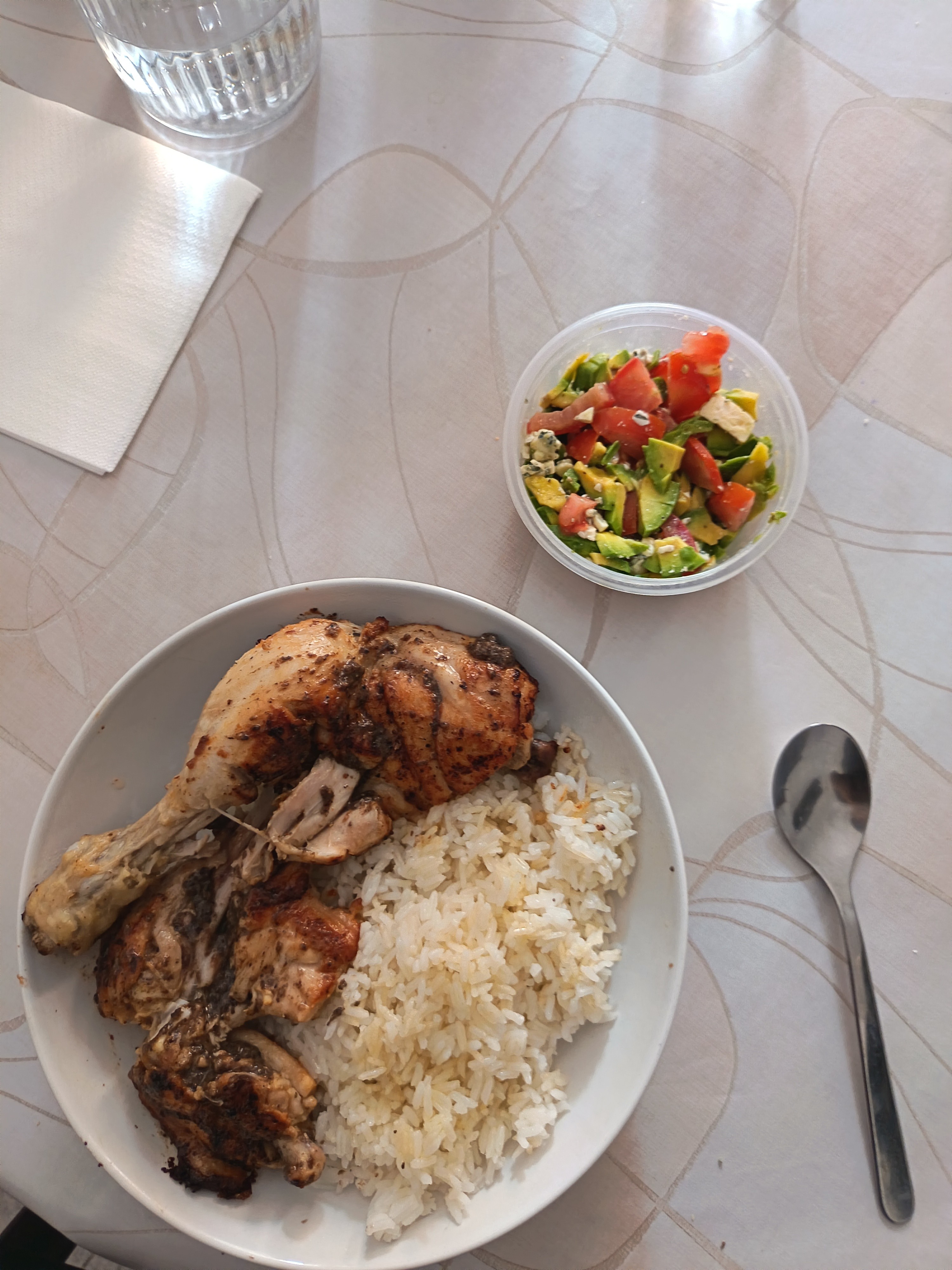 Pollo con arroz y ensalada