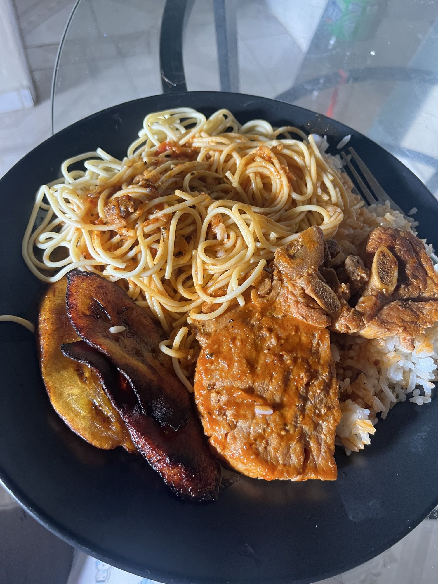 Plato mixto con espaguetis