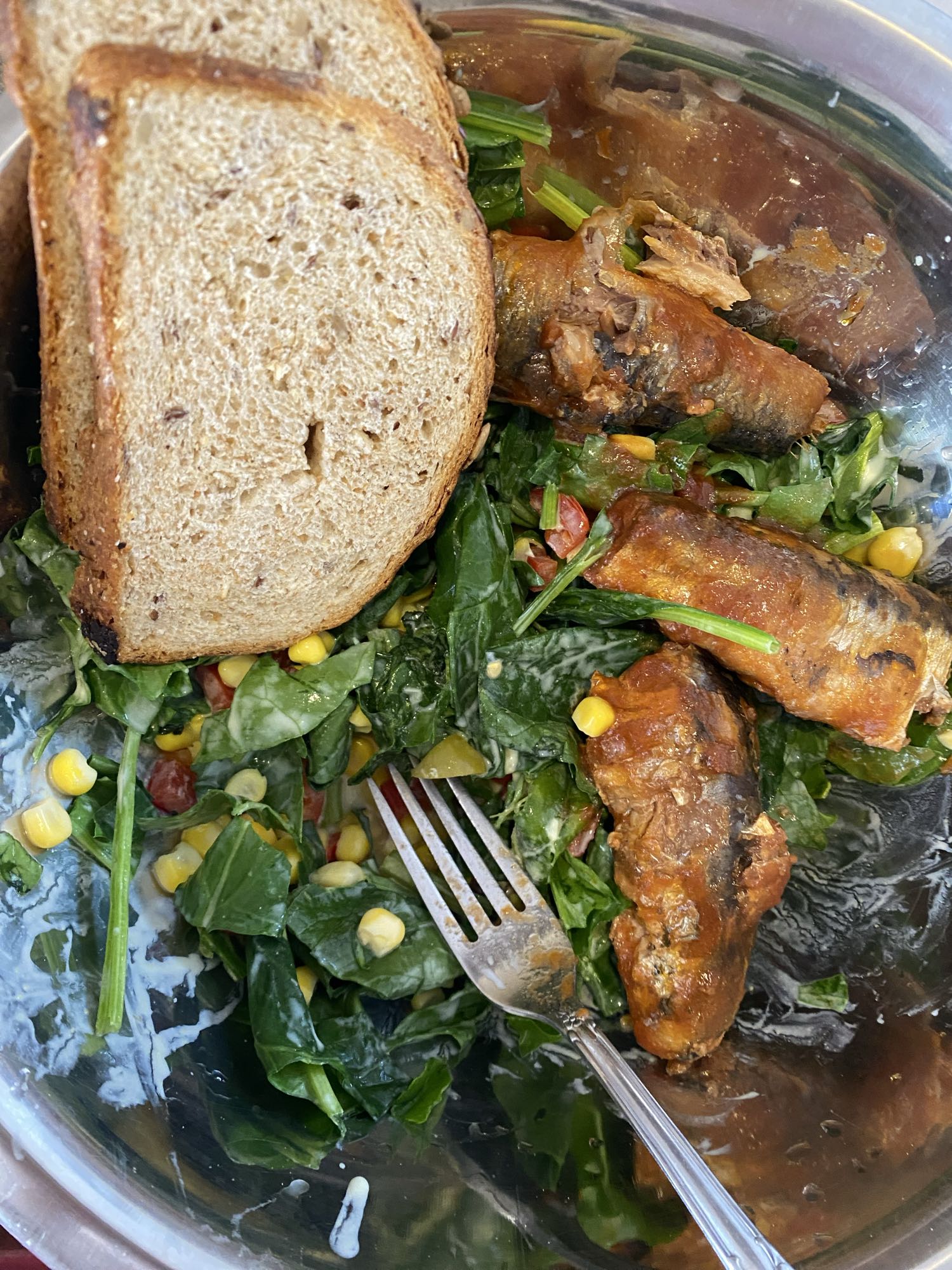 Ensalada con sardinas y pan