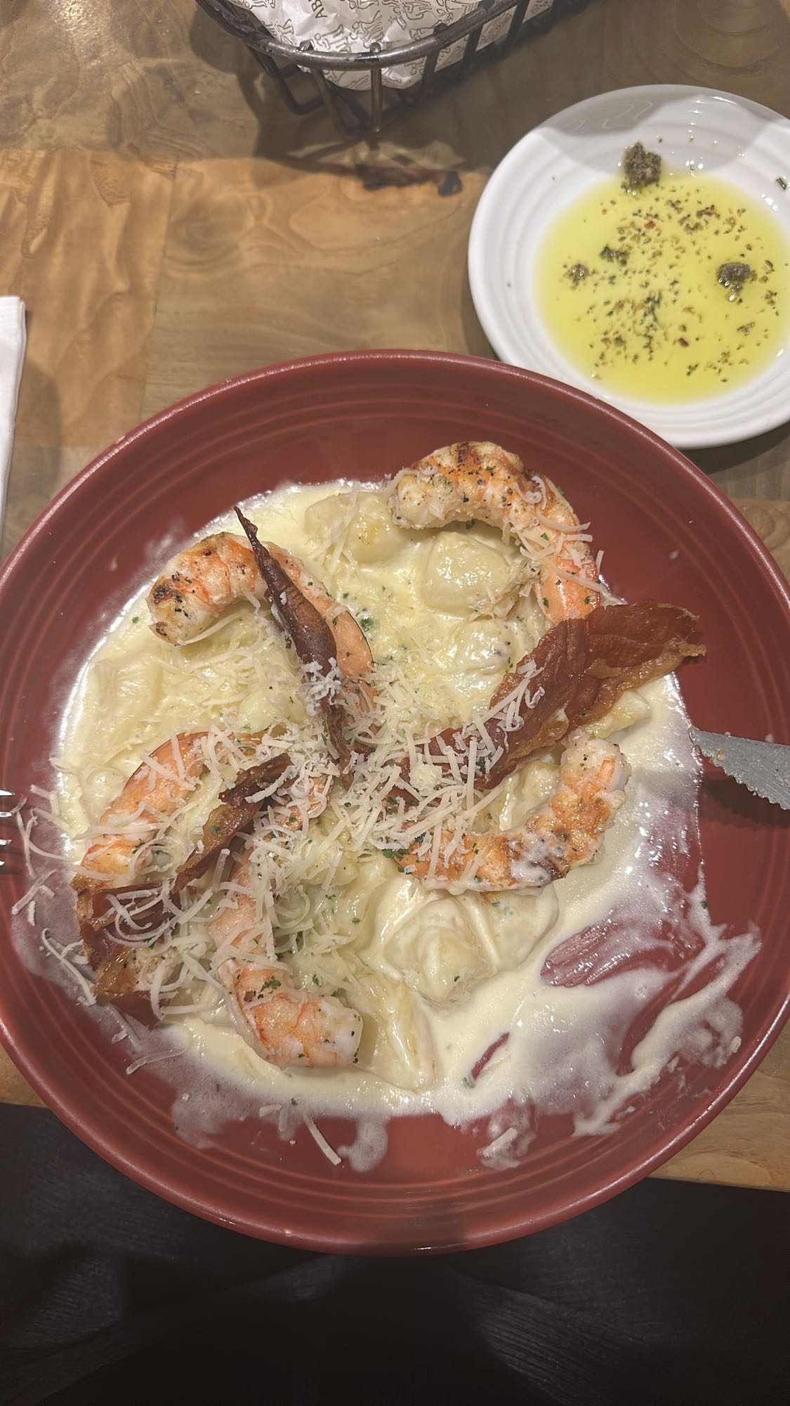 Gnocchi com camarão e bacon