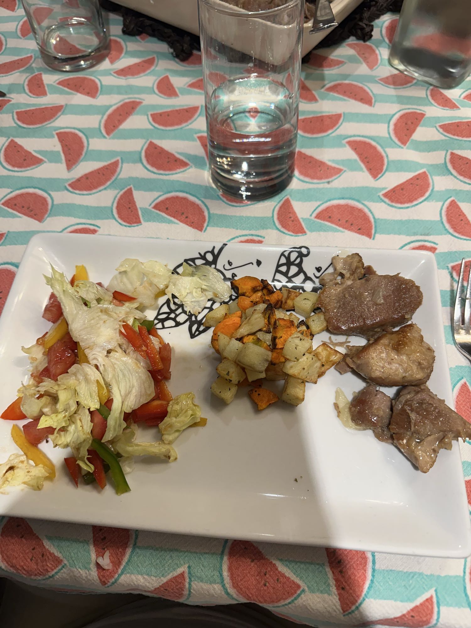 Carne de cerdo con verduras asadas