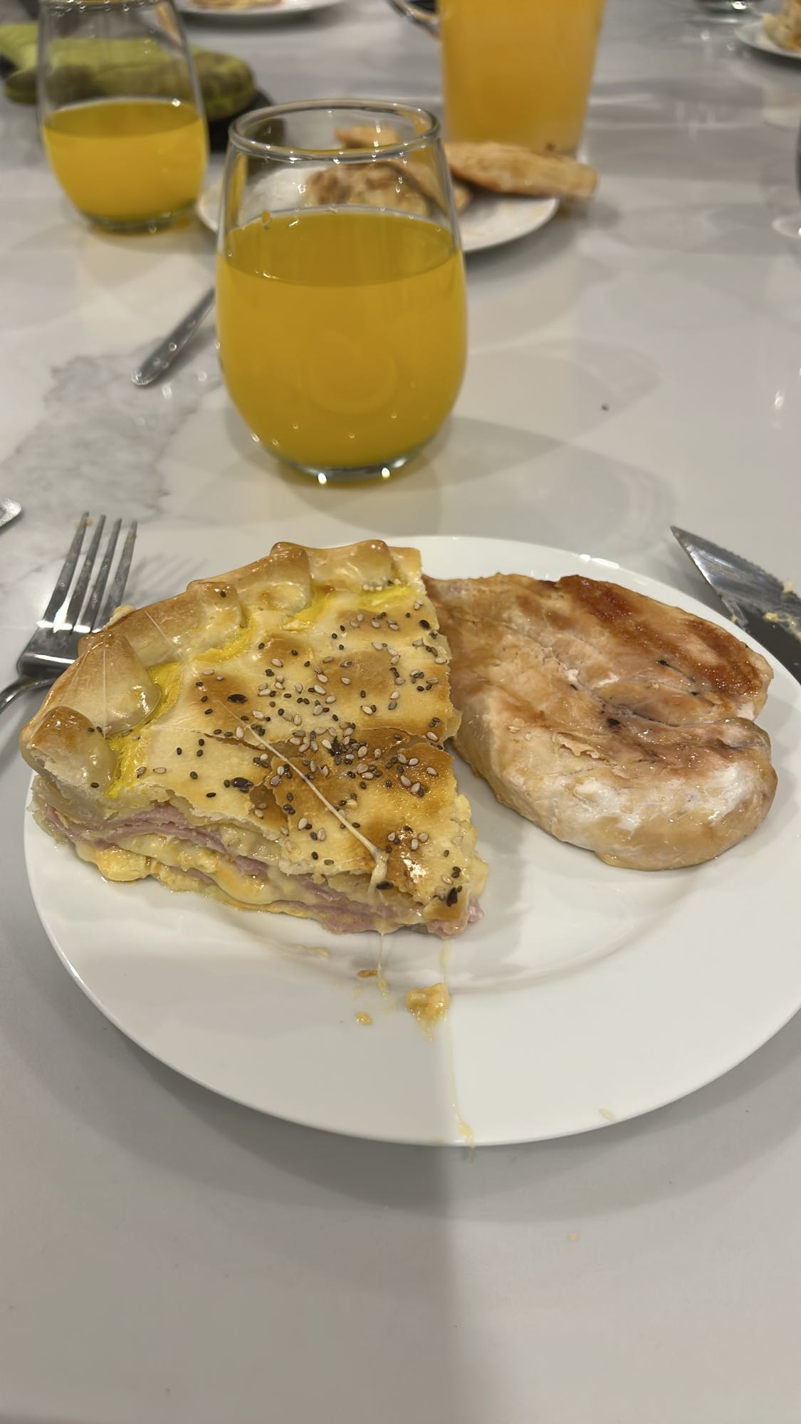 Tarta, pollo y jugo