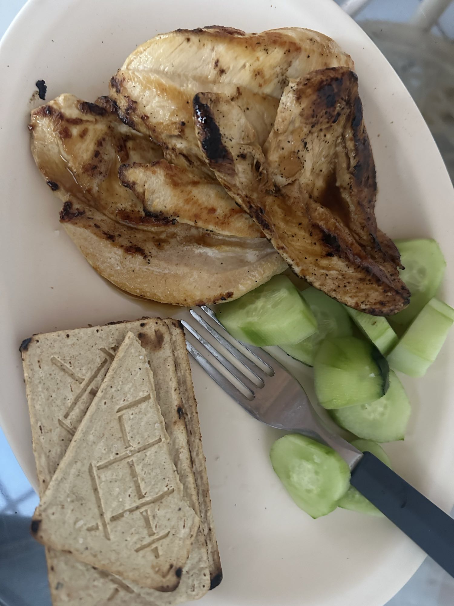 Pollo con galletas y pepino