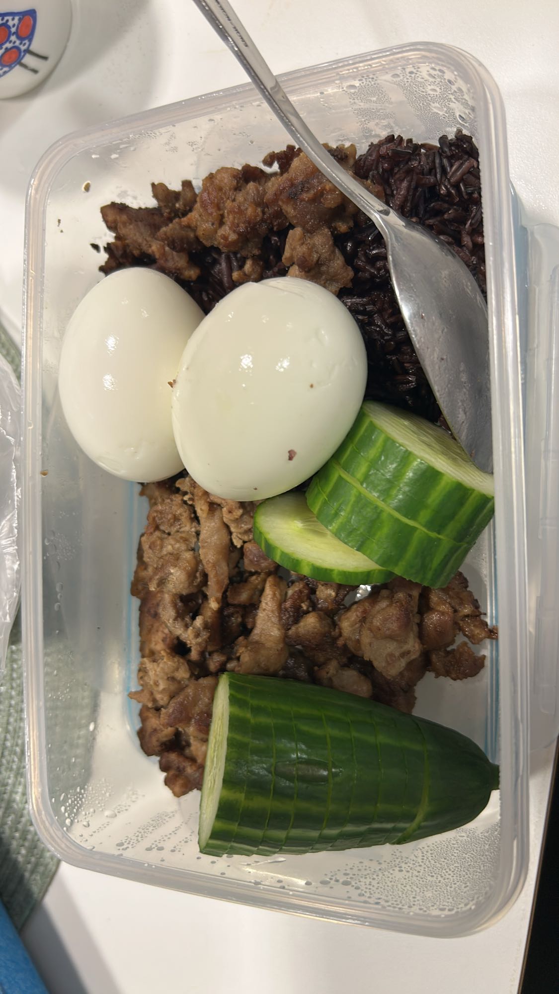 Egg, ris og kjøttboks