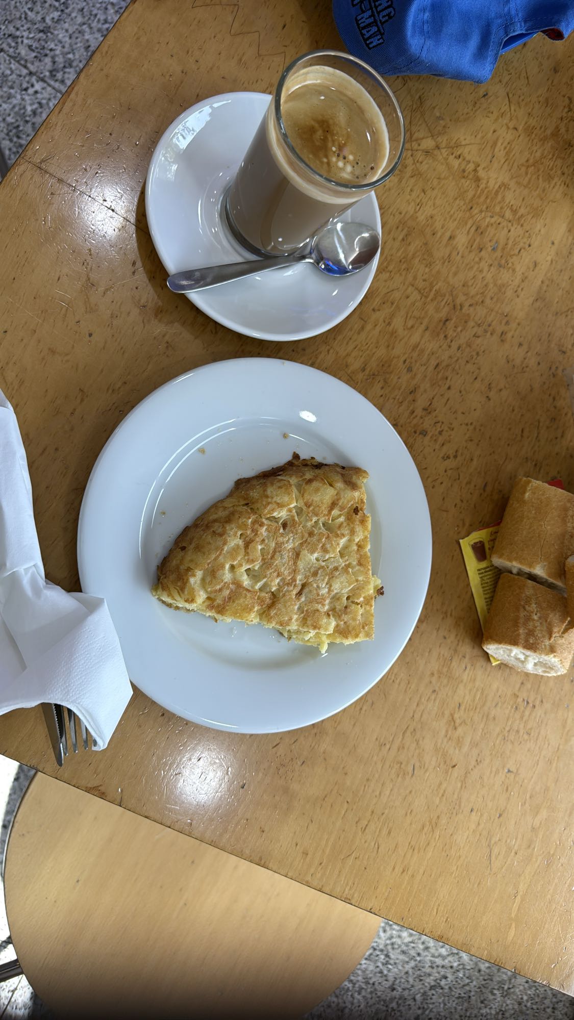 Tortilla, café y pan