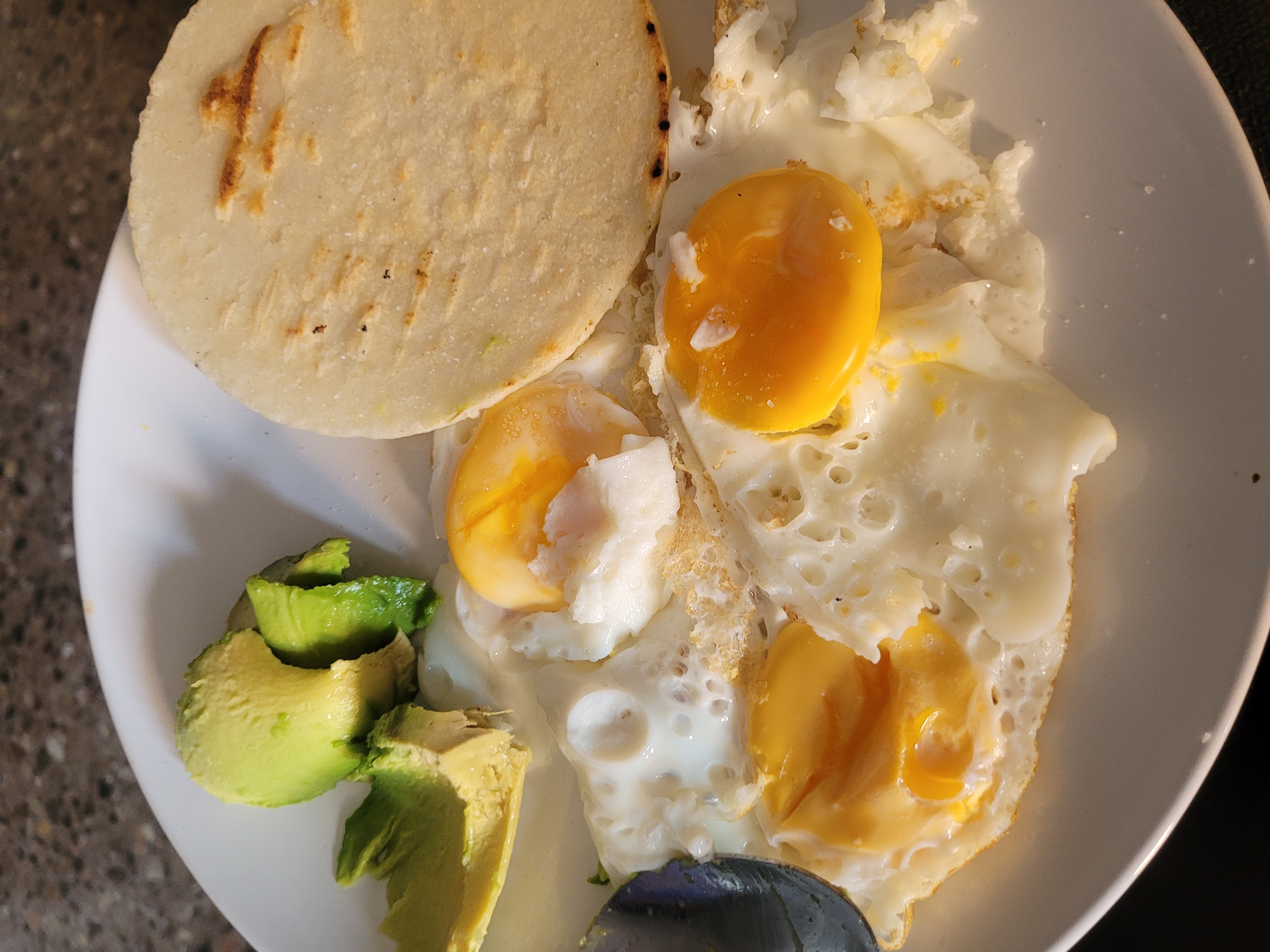 Huevos, arepa y aguacate