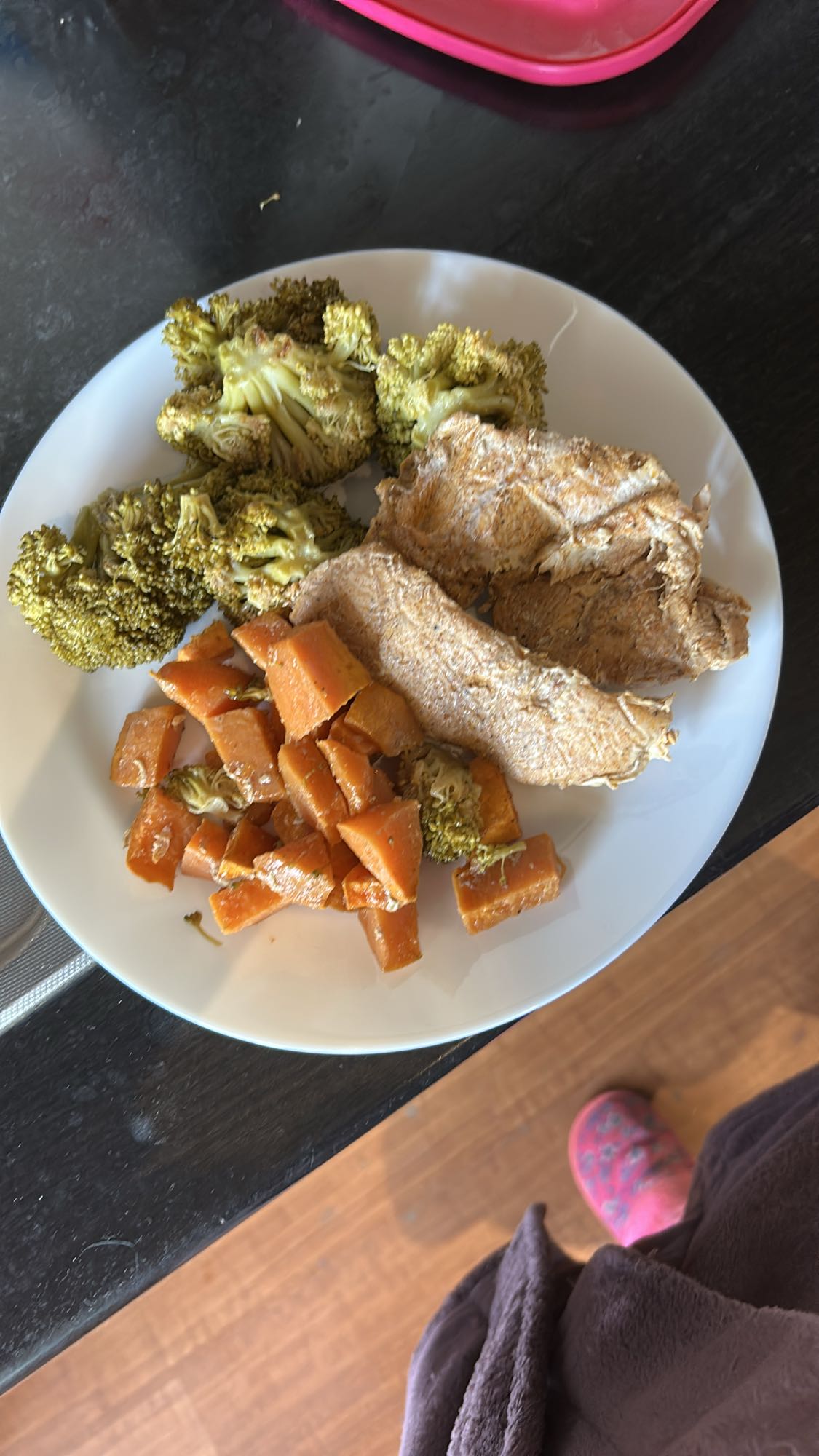 Piept de pui cu cartofi dulci la cuptor și brocoli la abur