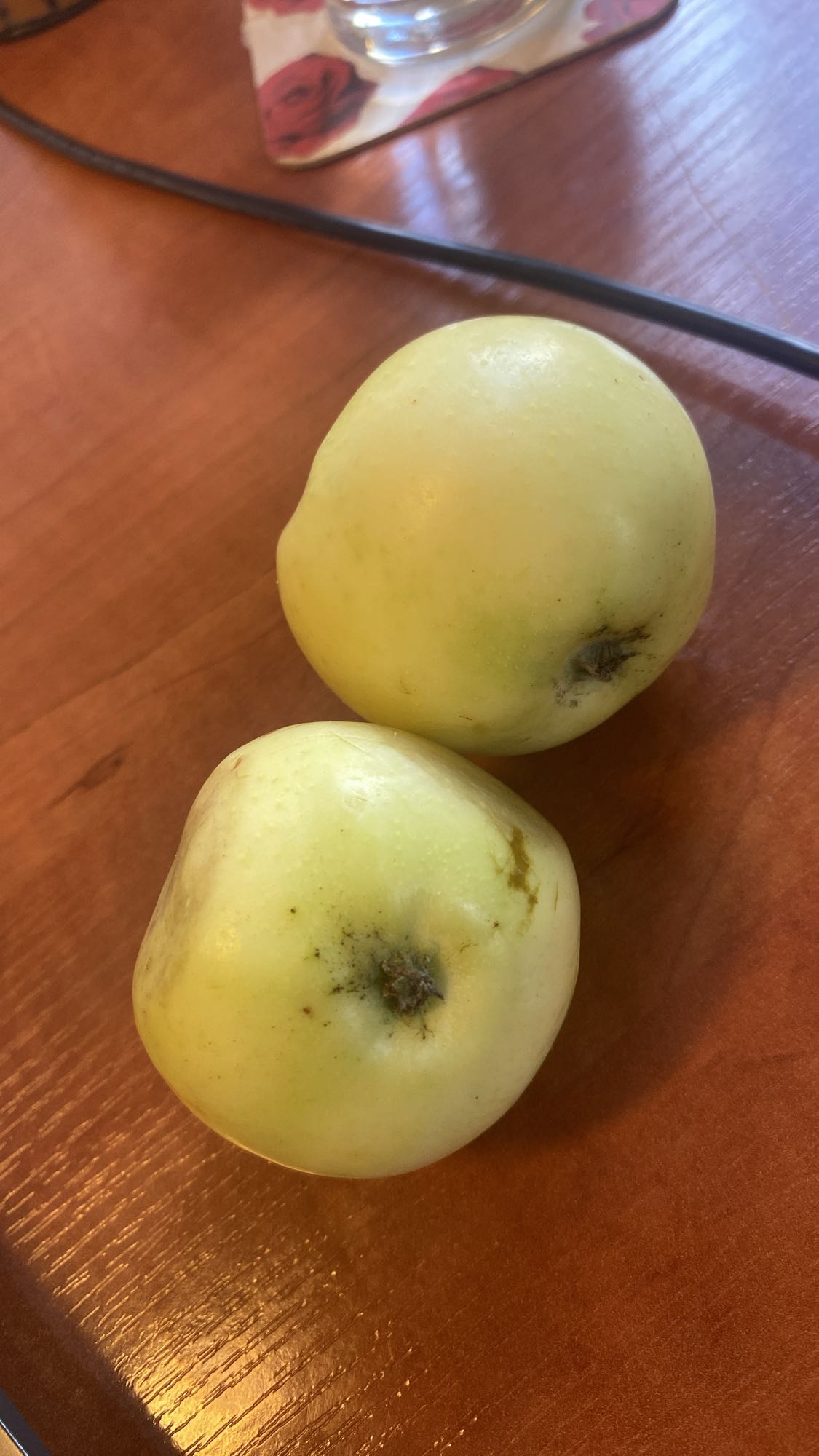 Dwa żółte jabłka