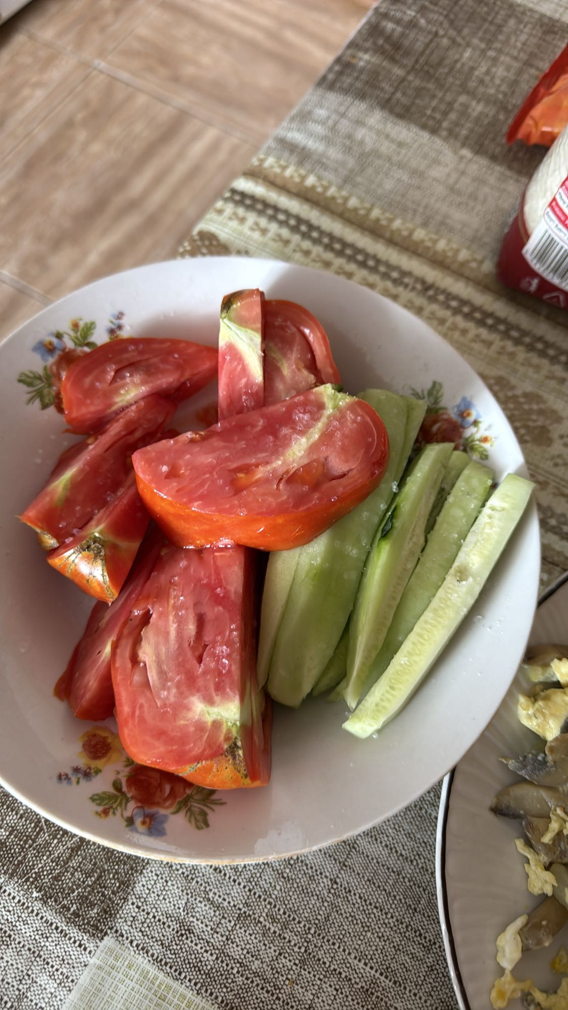 Salată roșii și castraveți