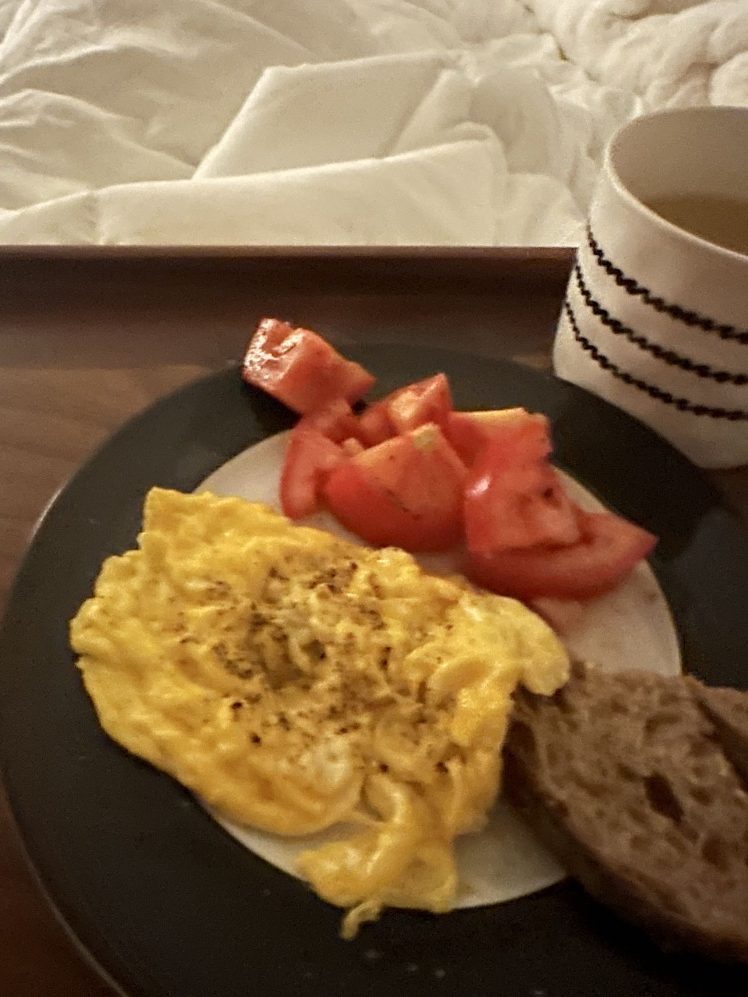 Desayuno con huevo y tomate