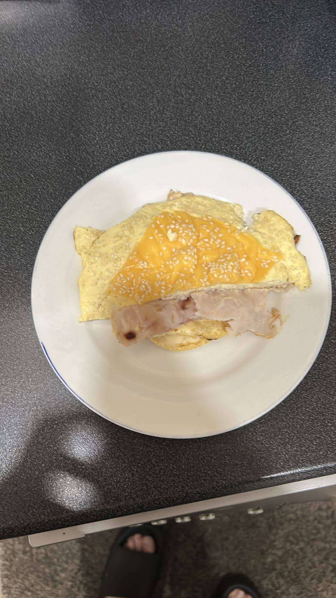 Omelett med ost og skinke