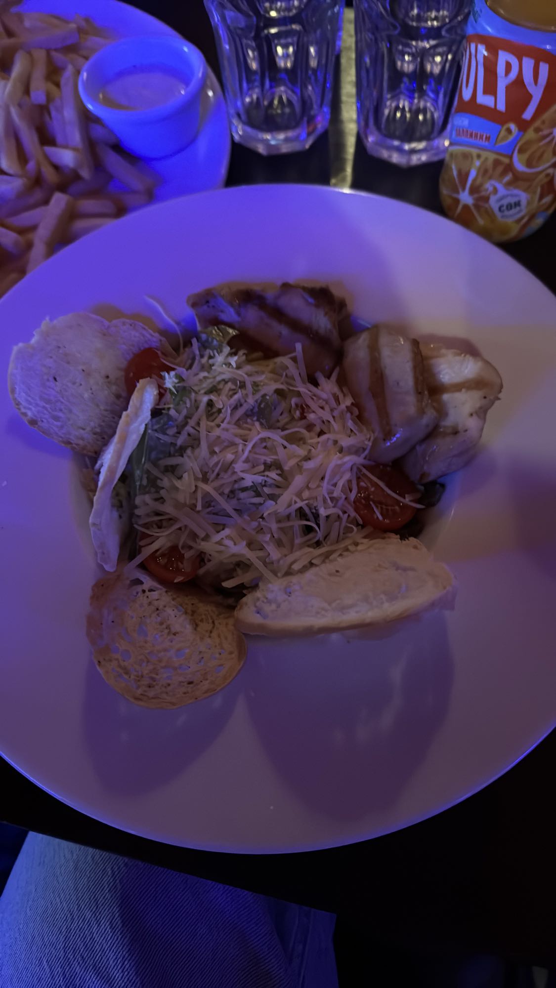 Цезарь с курицей и хлебом