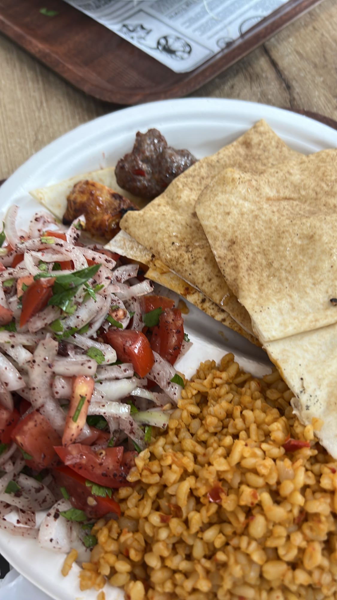 Tava mixt cu bulgur și salată