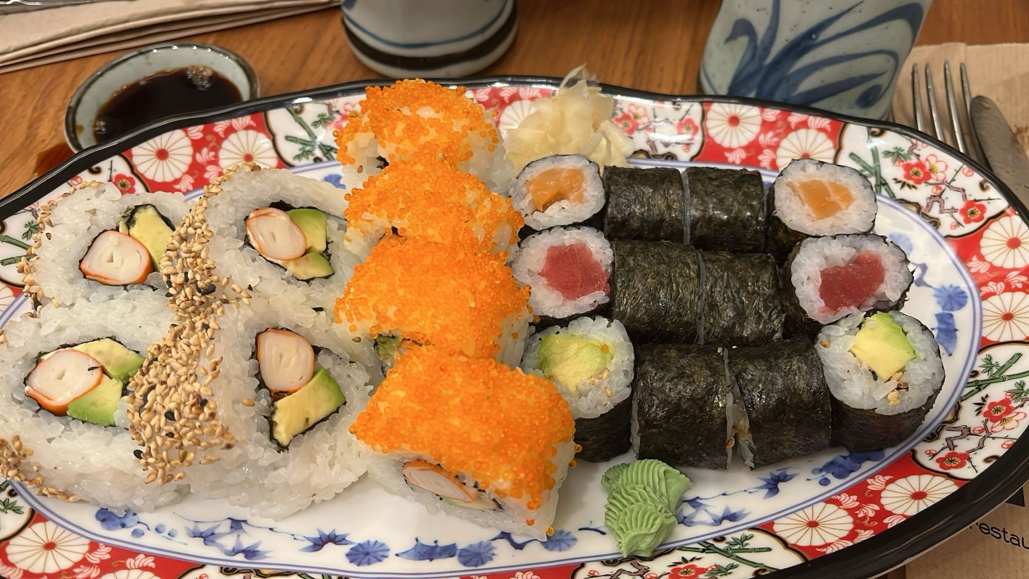 plato surtido de sushi