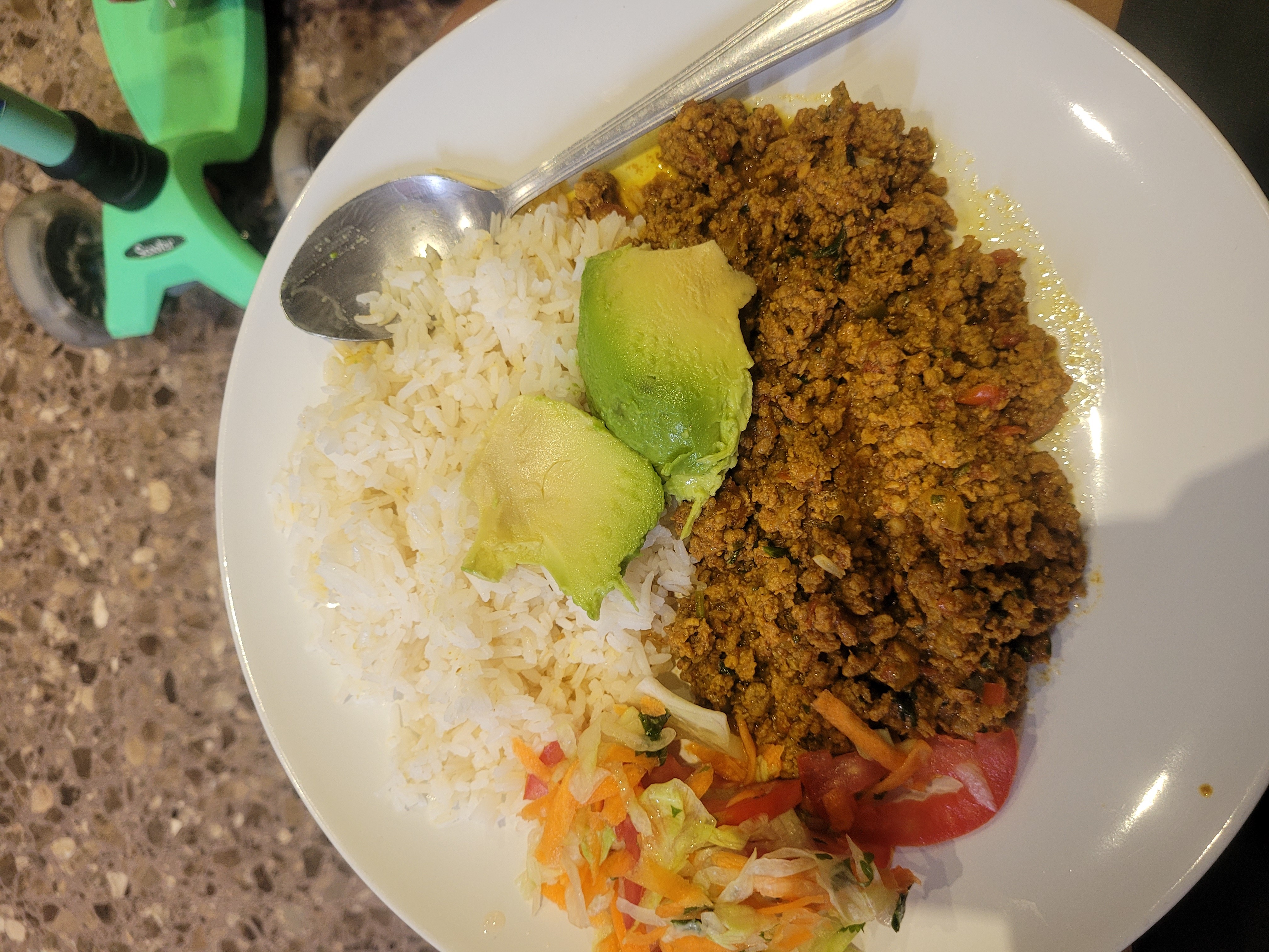 Arroz con carne molida y ensalada