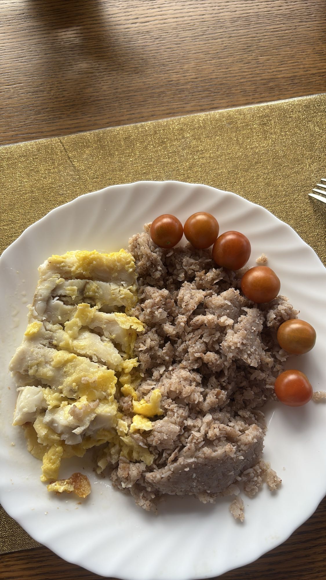 гречка с рыбой и помидорами