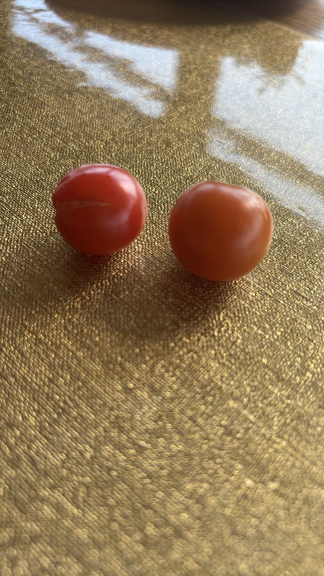 два черри помидора