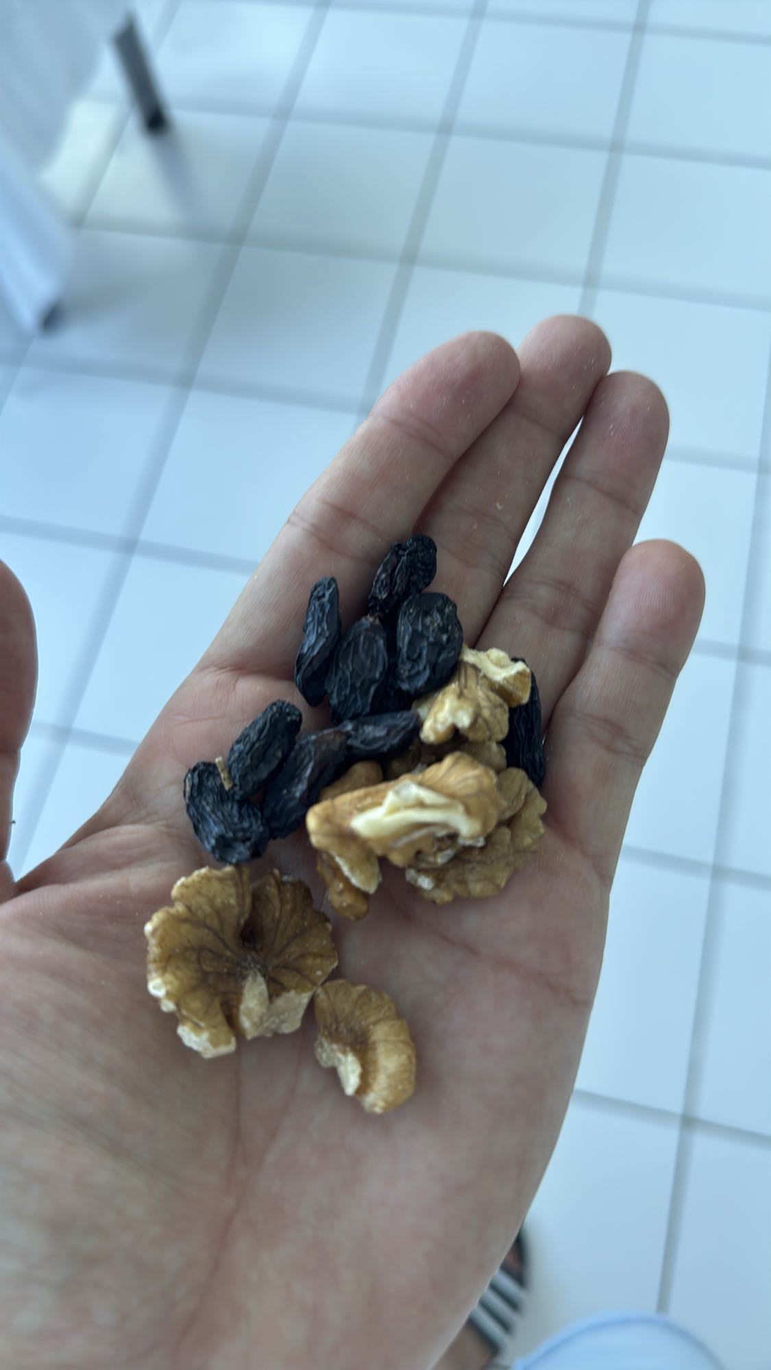 грецкие орехи и изюм