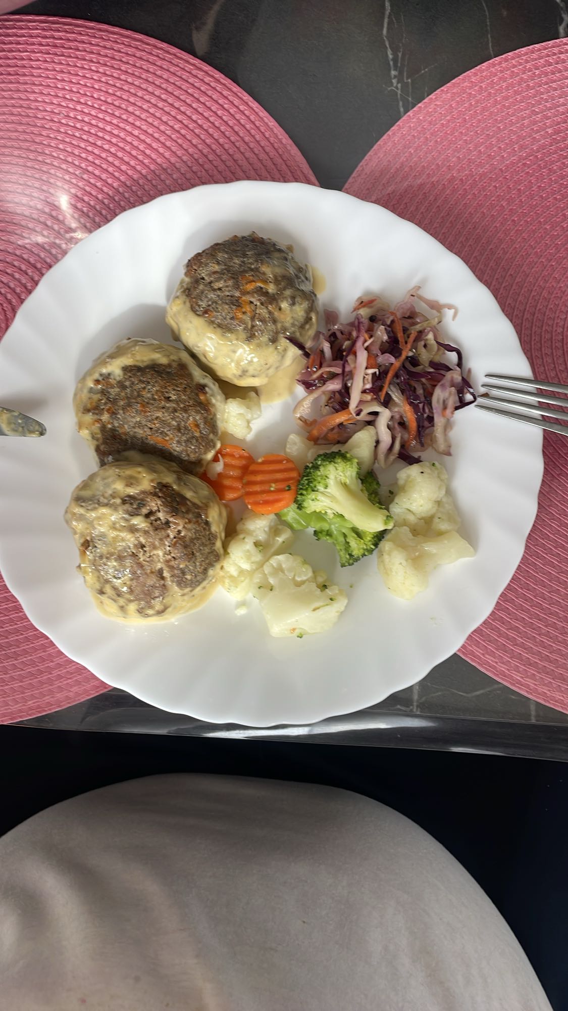 Köttfärsbiffar med grönsaker