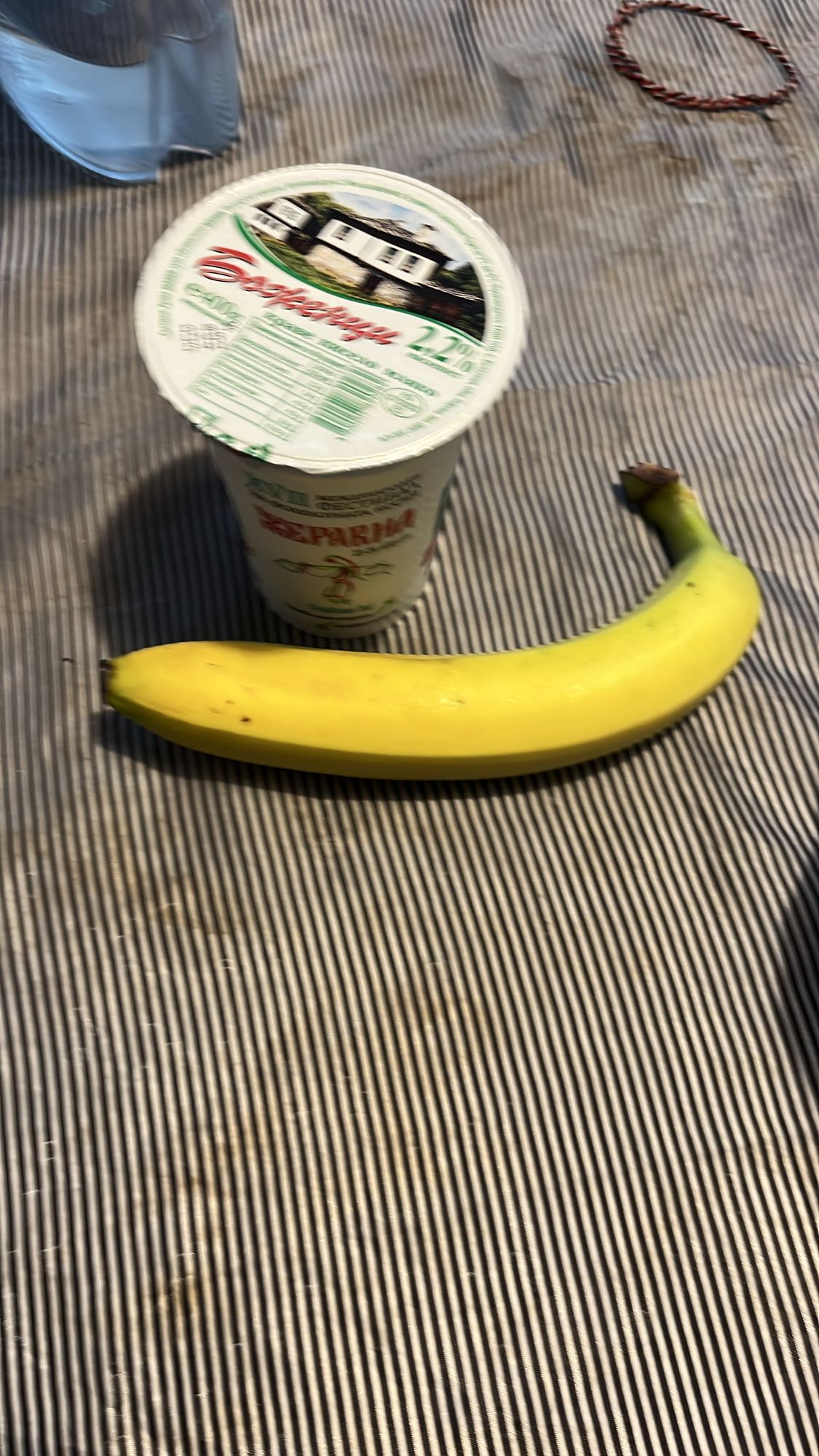 Банан с кисело мляко