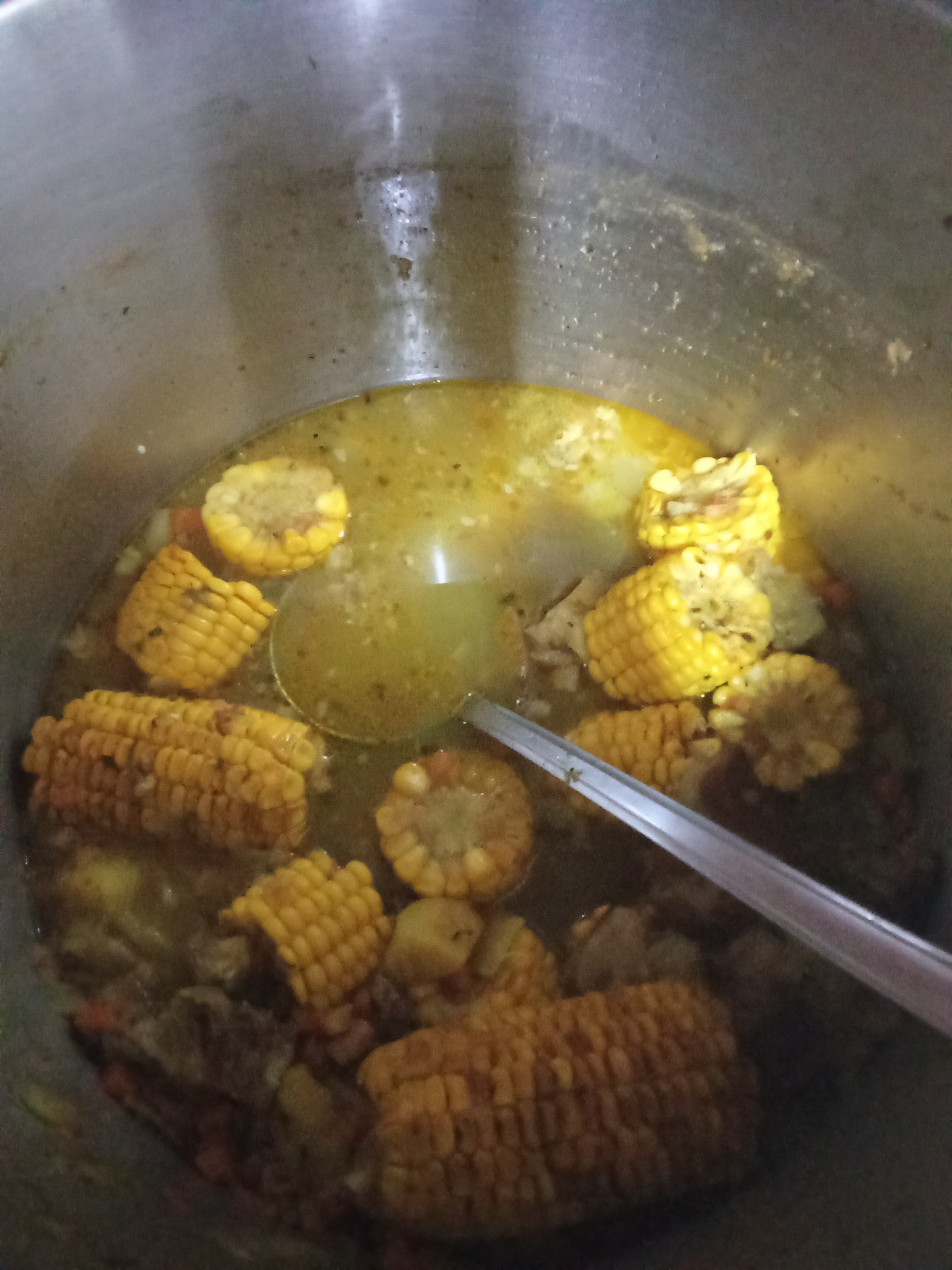 Sopa de maíz y carne