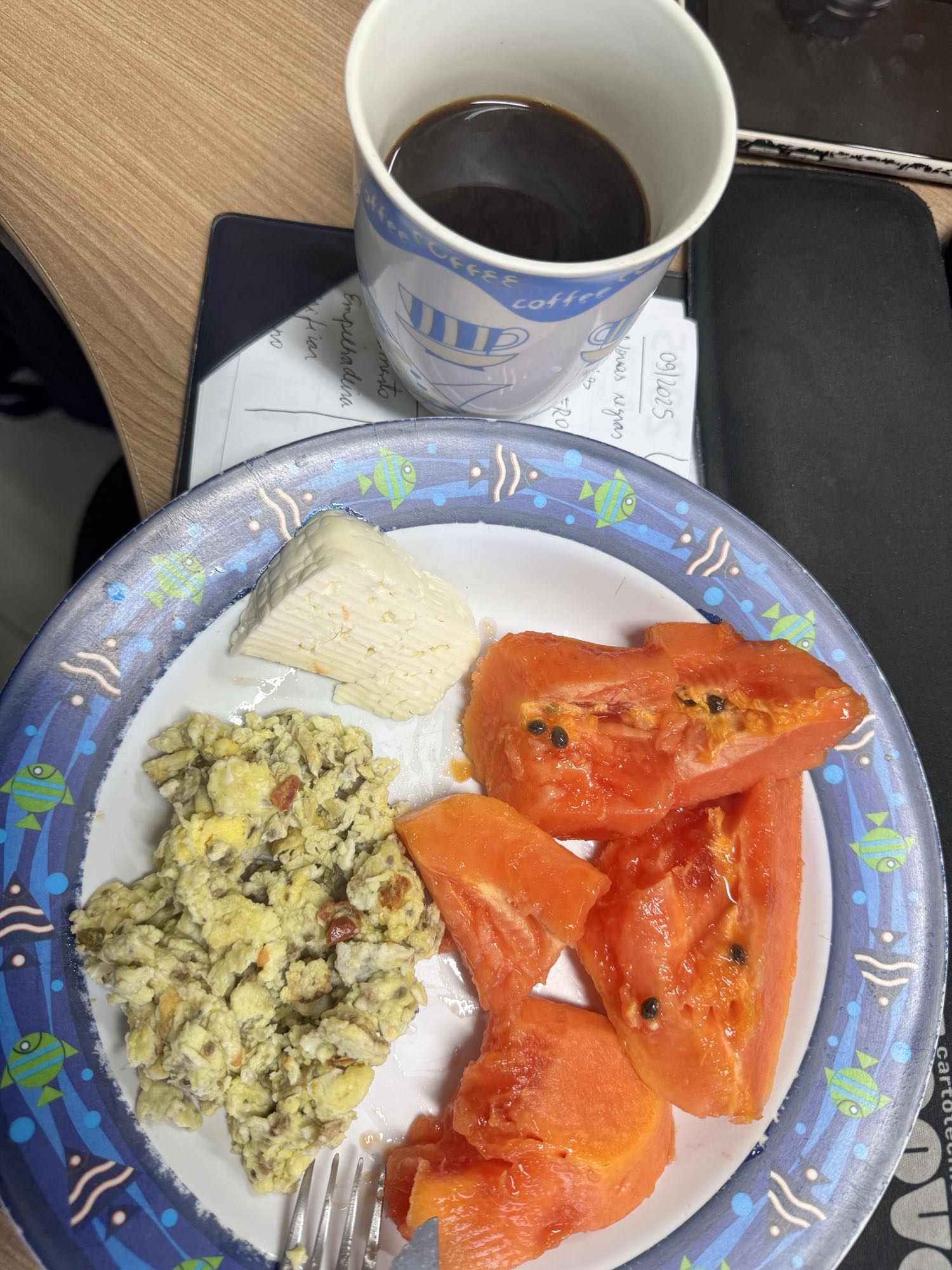 Café com ovos e mamão