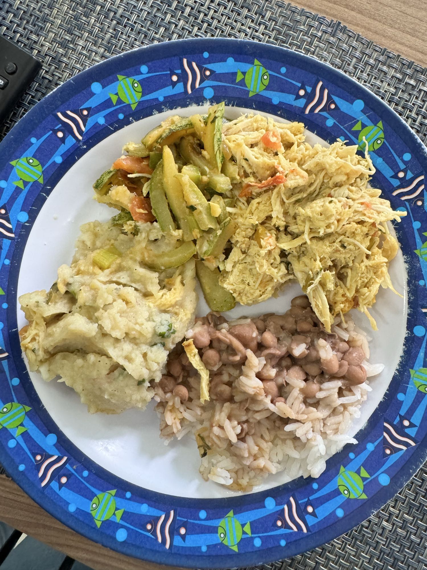 Frango com arroz e legumes