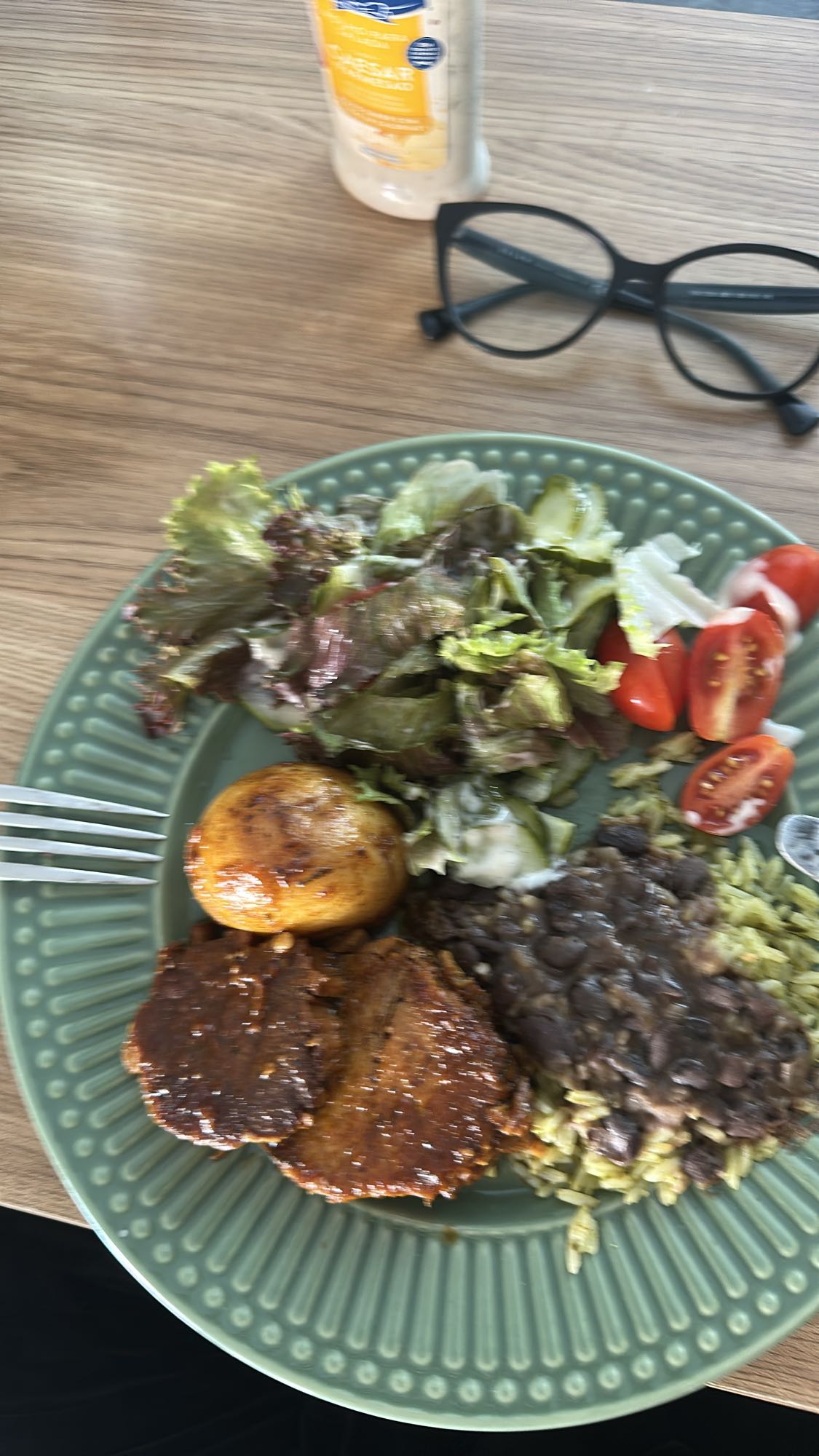 Prato brasileiro com salada