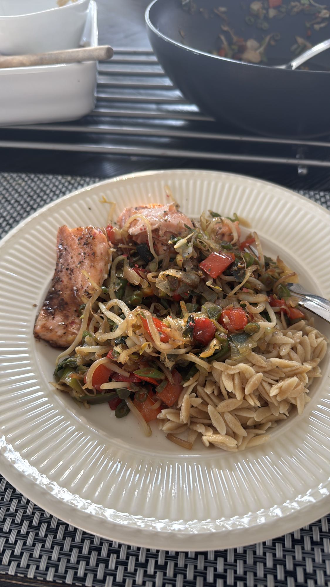 Zalm met groenten en pasta