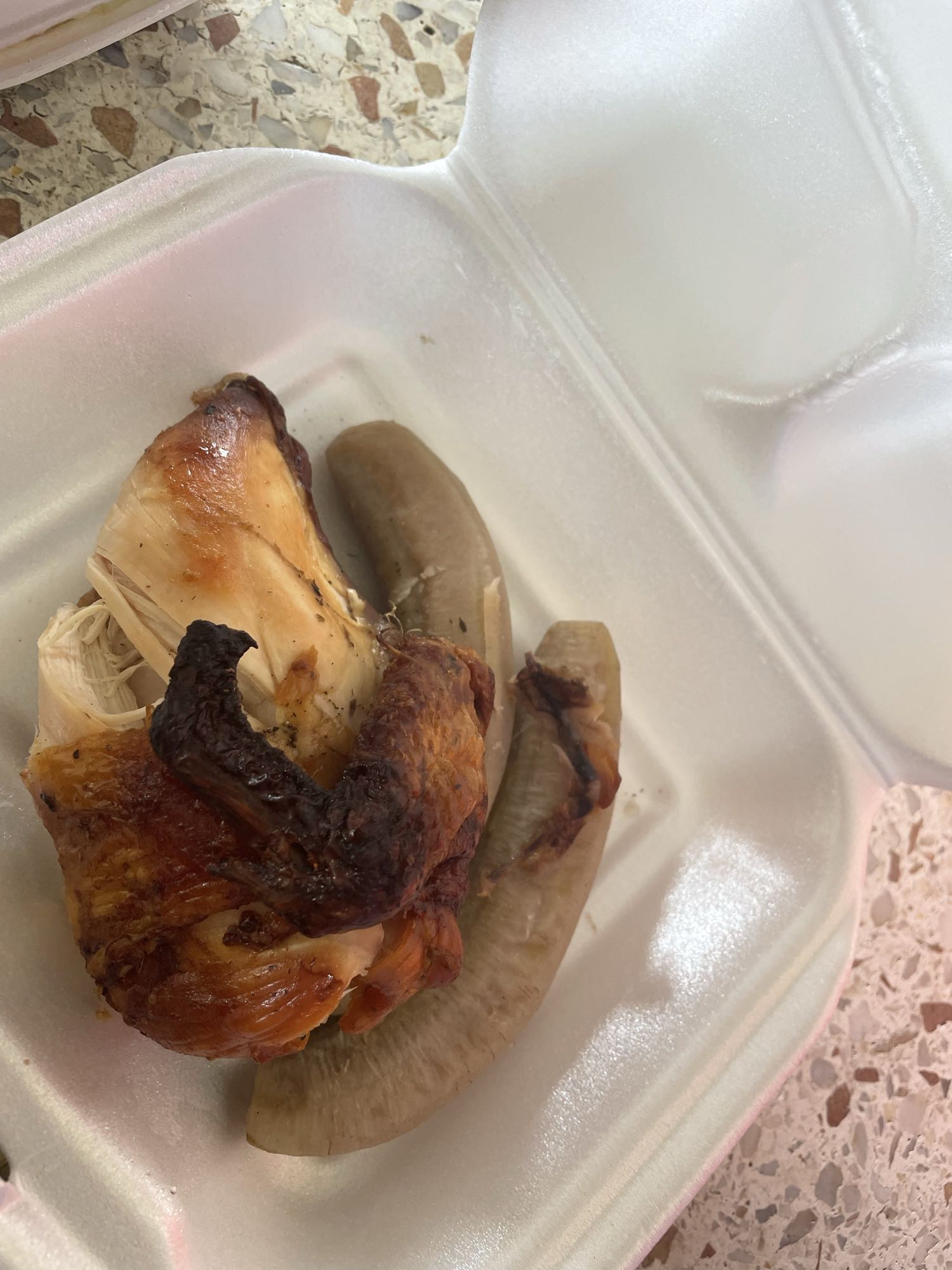 Pollo con plátano hervido