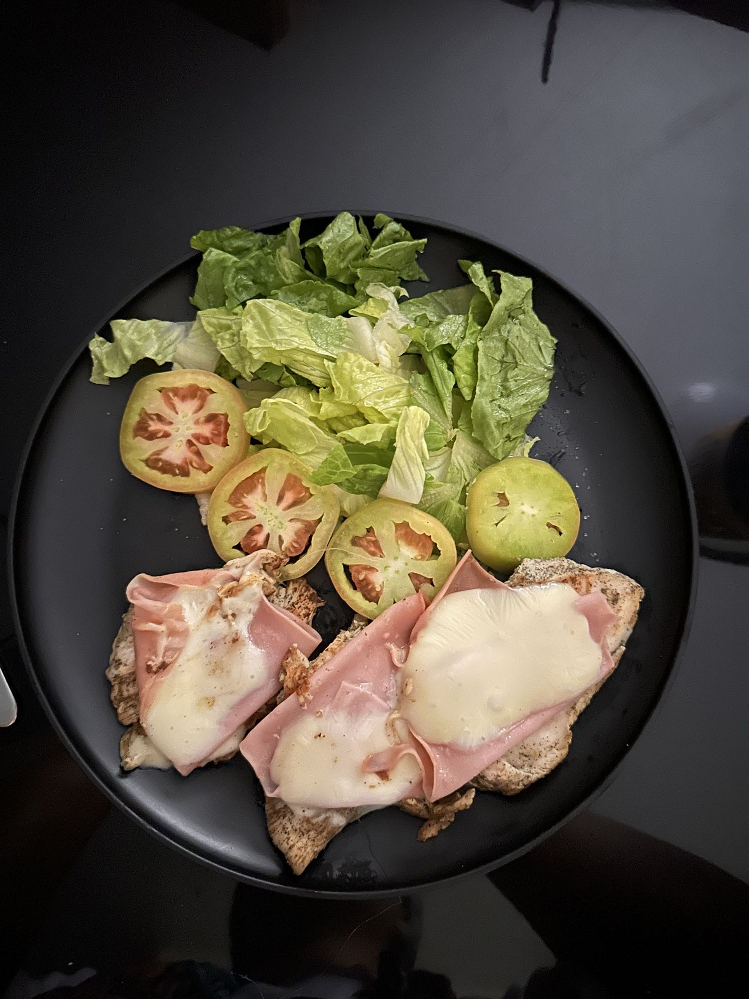 Pollo con jamón y ensalada